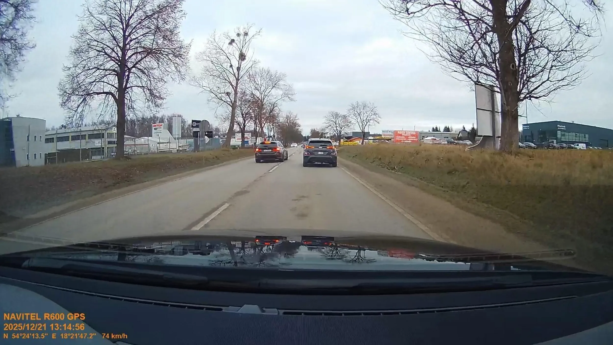 Wyprzedza na trzeciego i na czołówkę, samochód z naprzeciwka musiał ratować się zjechaniem na pobocze :(