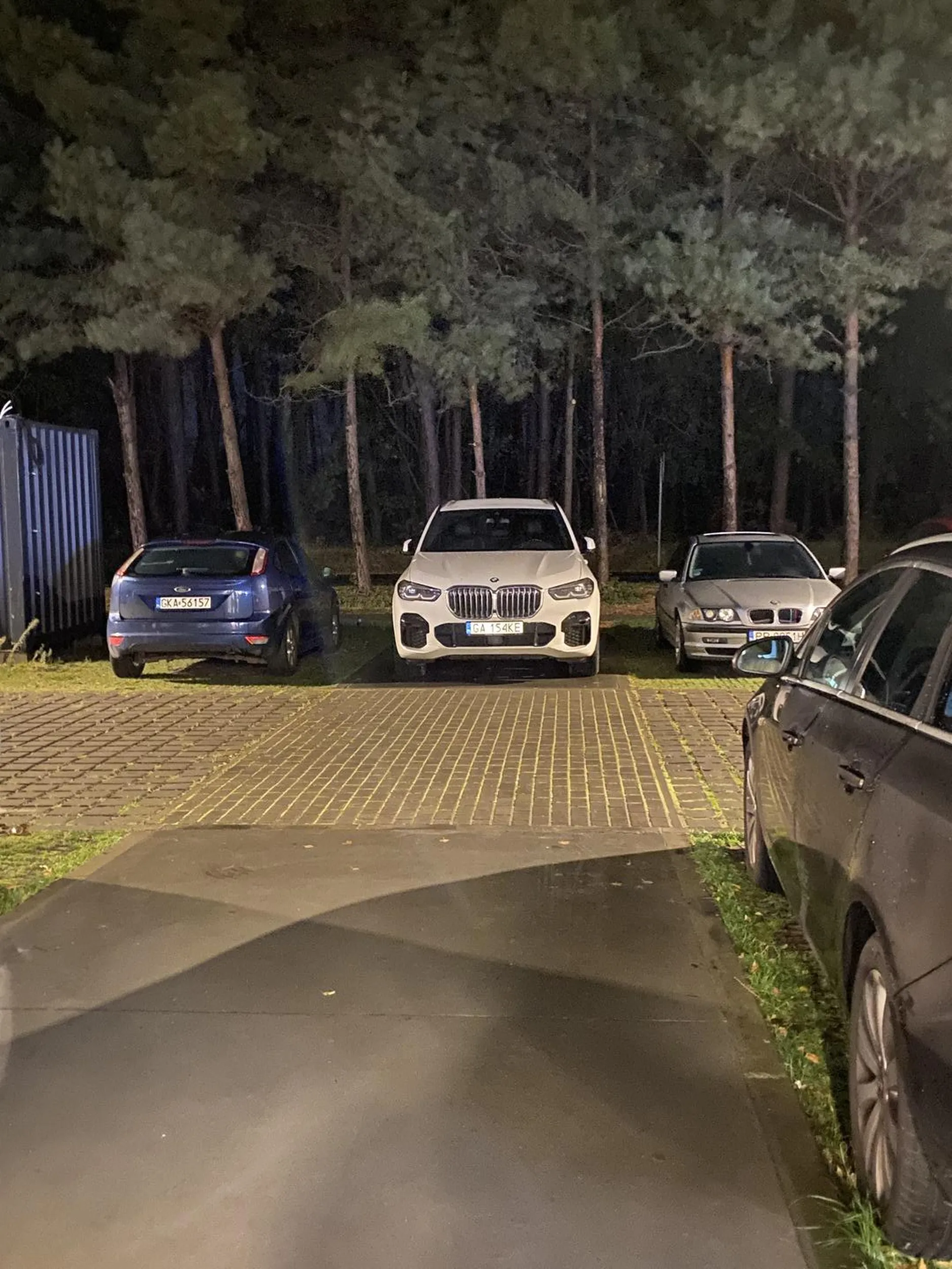 Najlepiej stanąć na chodniku, żeby się przypadkiem nie zmęczyć idąc z wolnego miejsca parkingowego