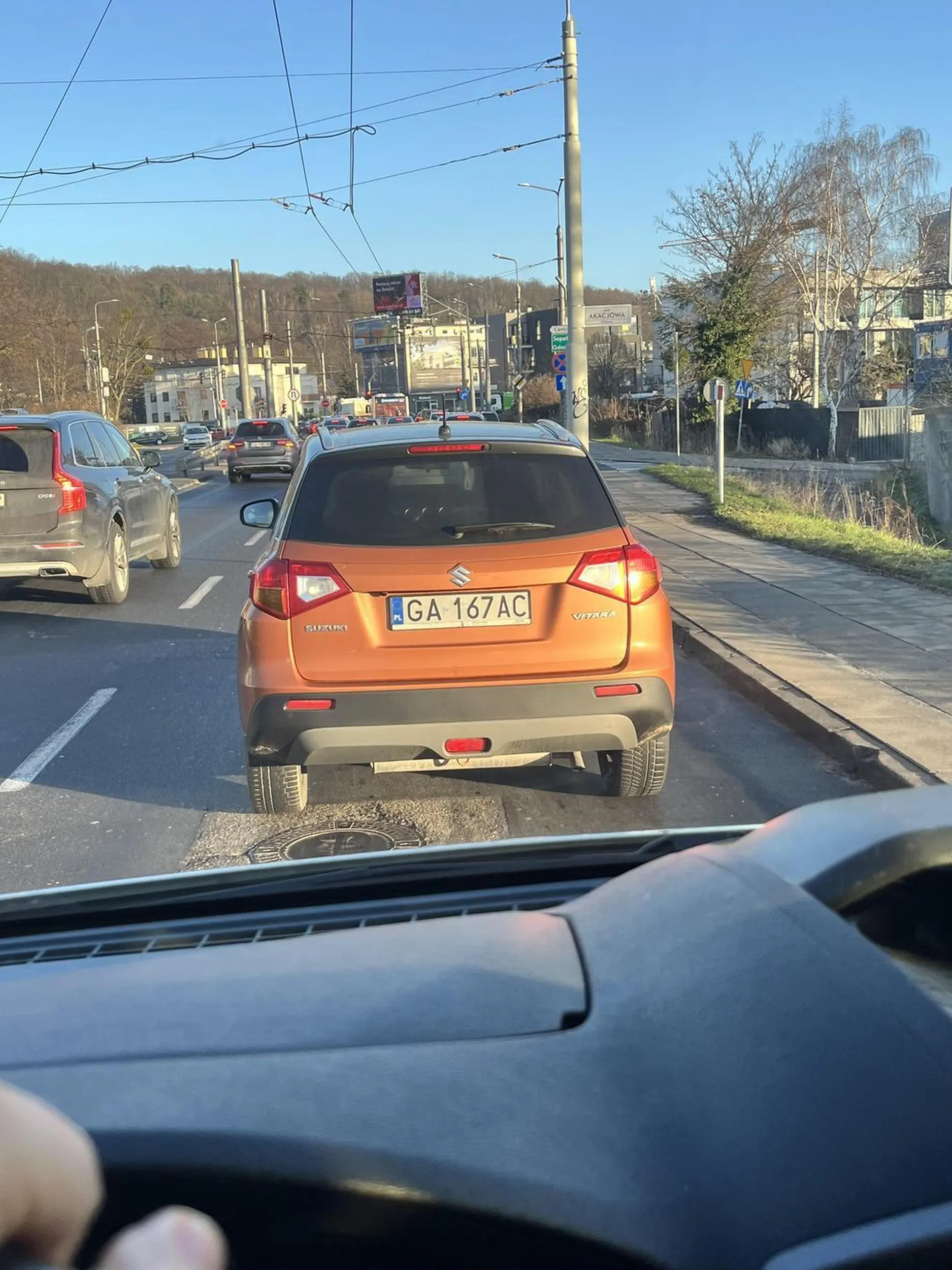 Straszna cipa jeździ tym autem, tamuje miasto zbyt wolną jazdą