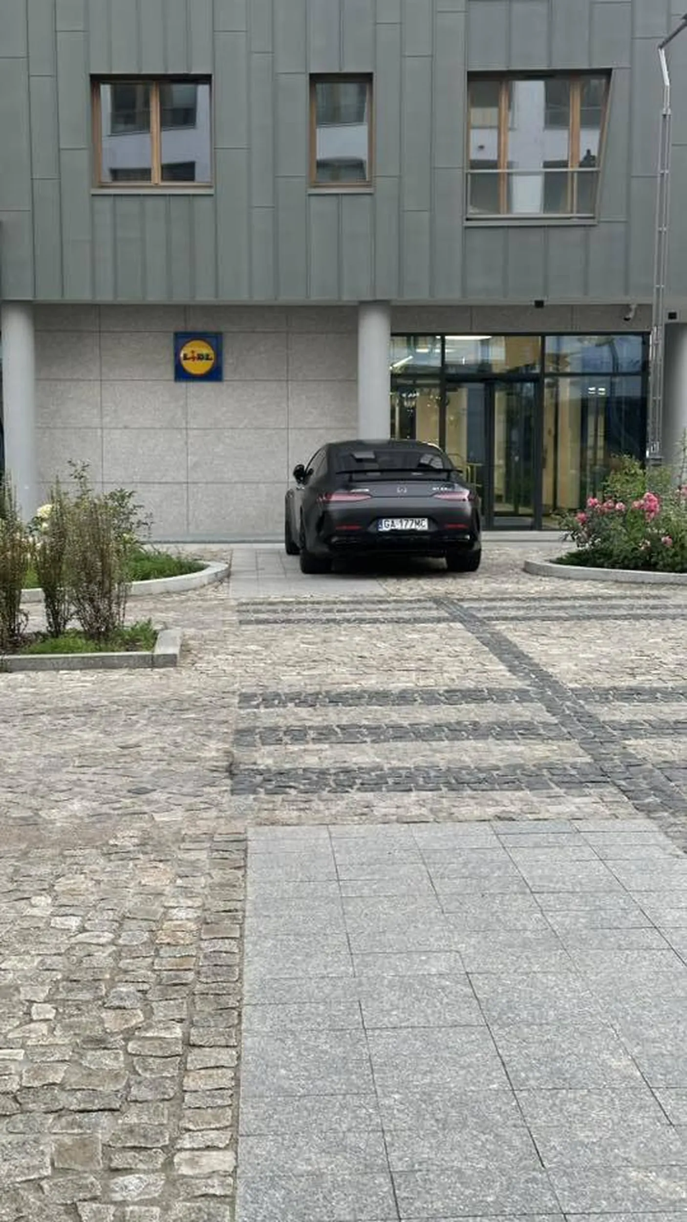 Parkuje na przejściu dla pieszych i nikogo nie szanuje