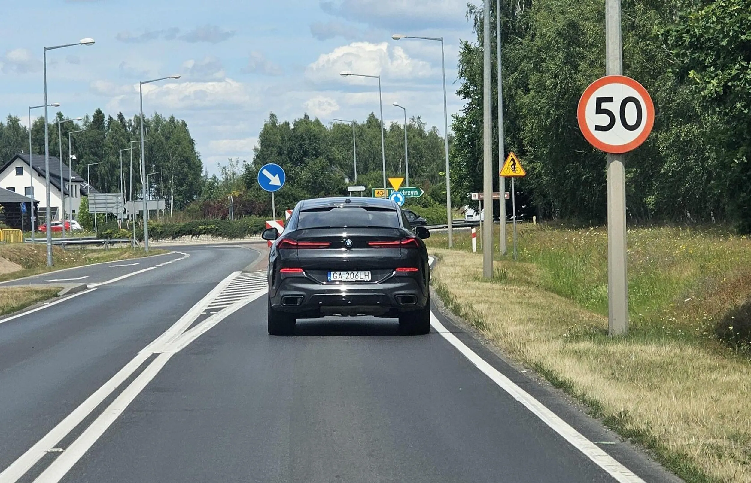 Podwójna ciągła, wyprzedzanie aut w korku... średnio inteligentny typ.