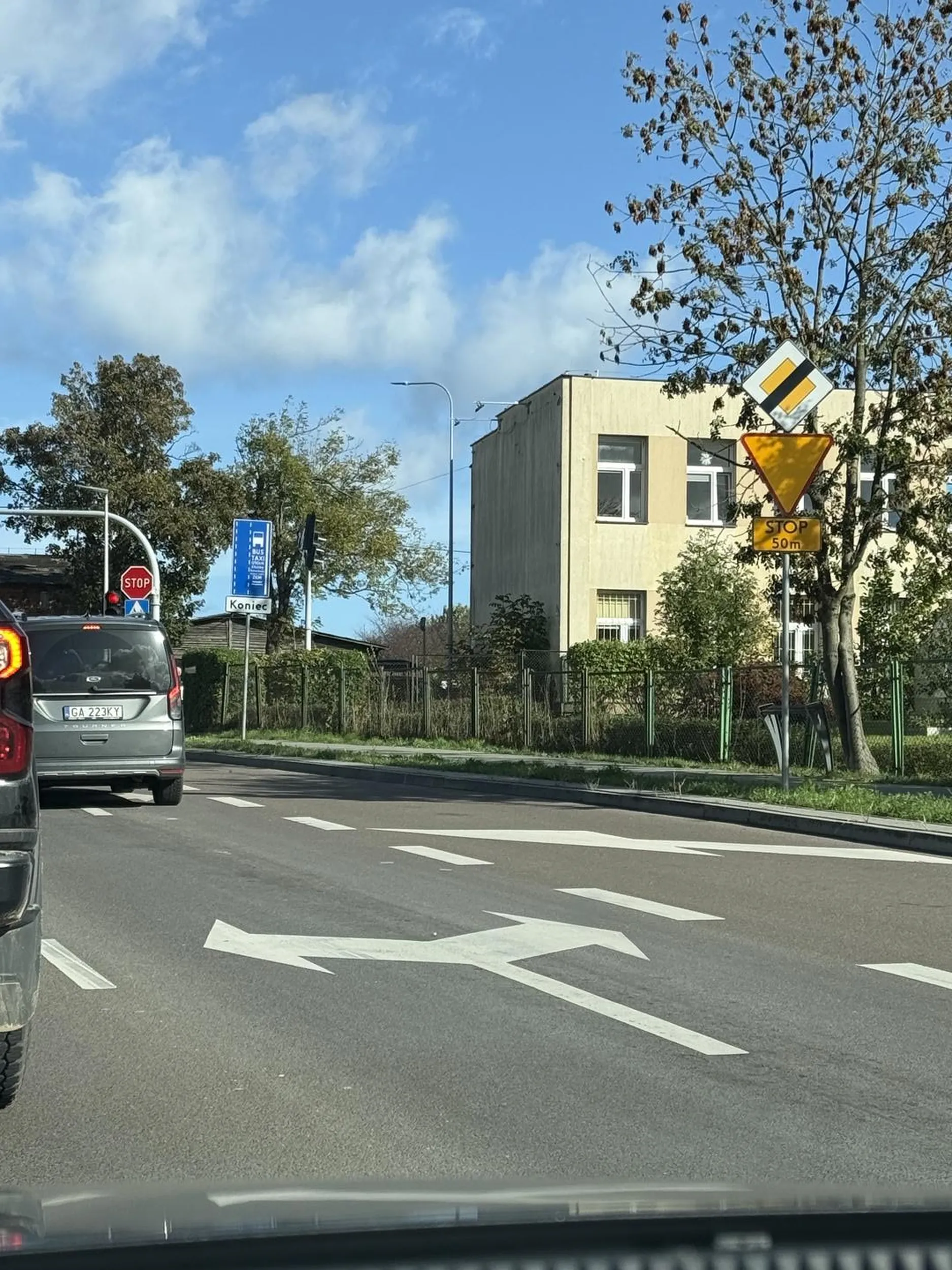 Duże prawdopodobieństwo kierowcy pod wpływem substancji odurzających. Kierowca stanowi niebezpieczeństwo na drogach.