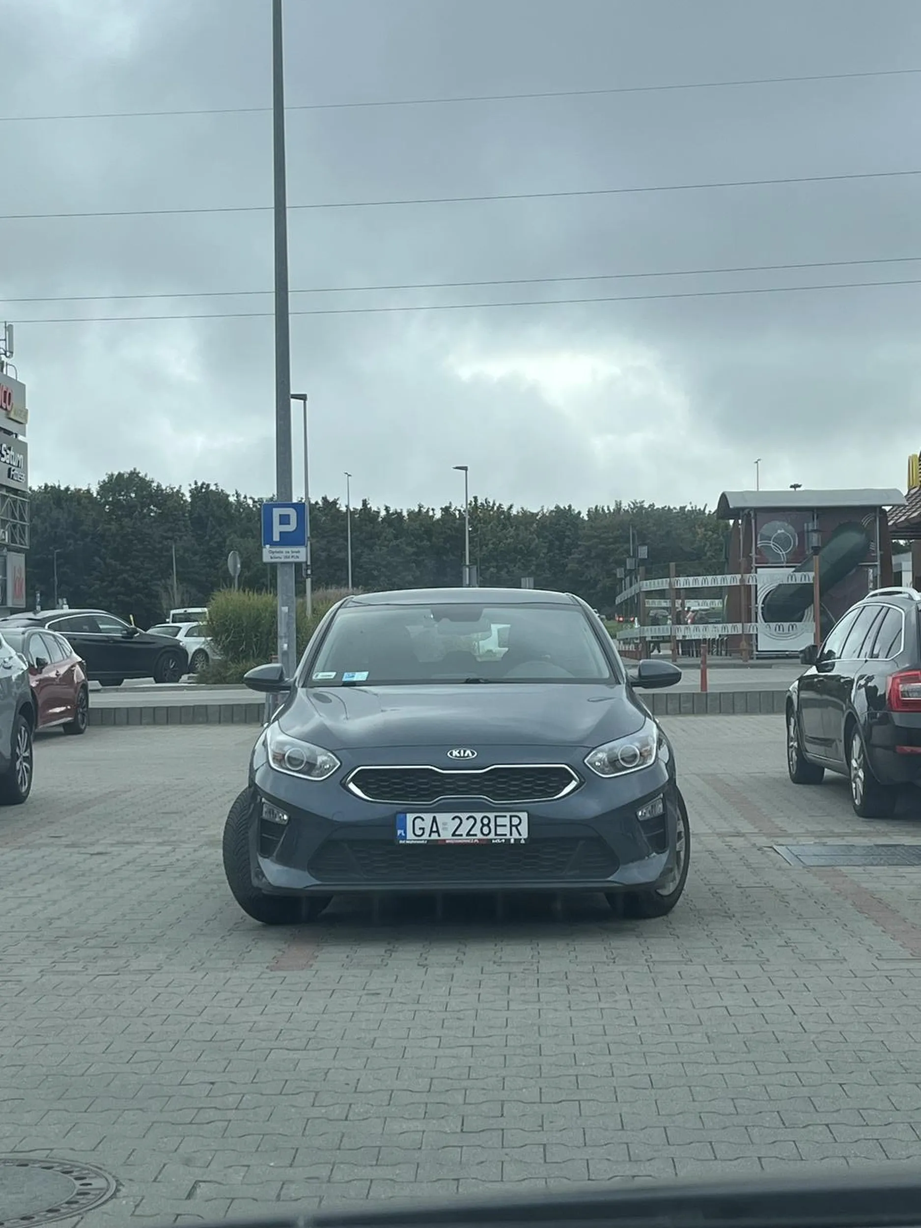 Pani kierowca pojazdu Kia pięknie parkuje na 4 miejscach parkingowych :)