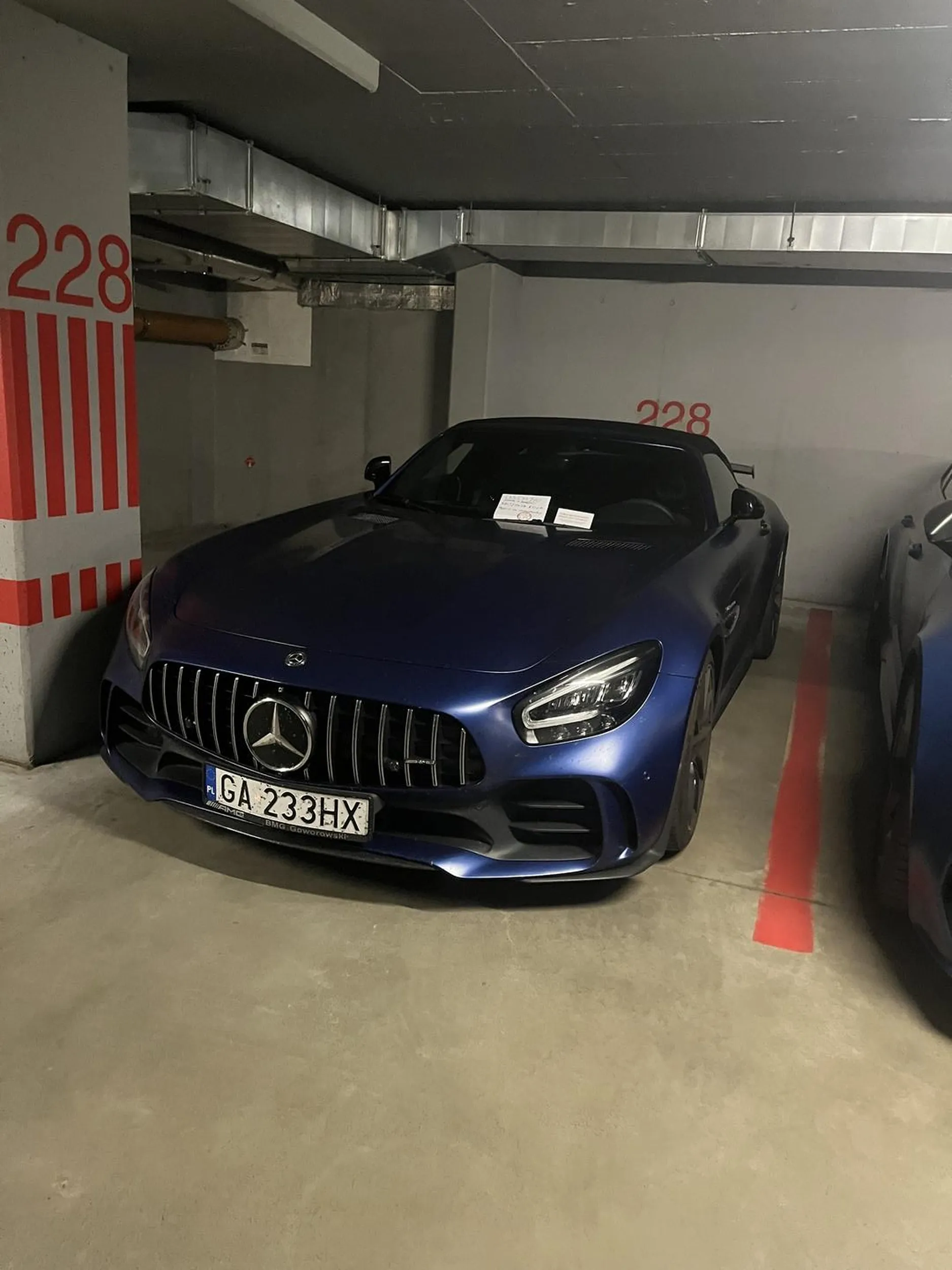 Pajac kupuje autko za tyle kasy a nie potrafi nawet zapłacić za parking. Jakim żydkiem trzeba być żeby stawać na czyimś miejscu prywatnym tylko po to by nie płacić.