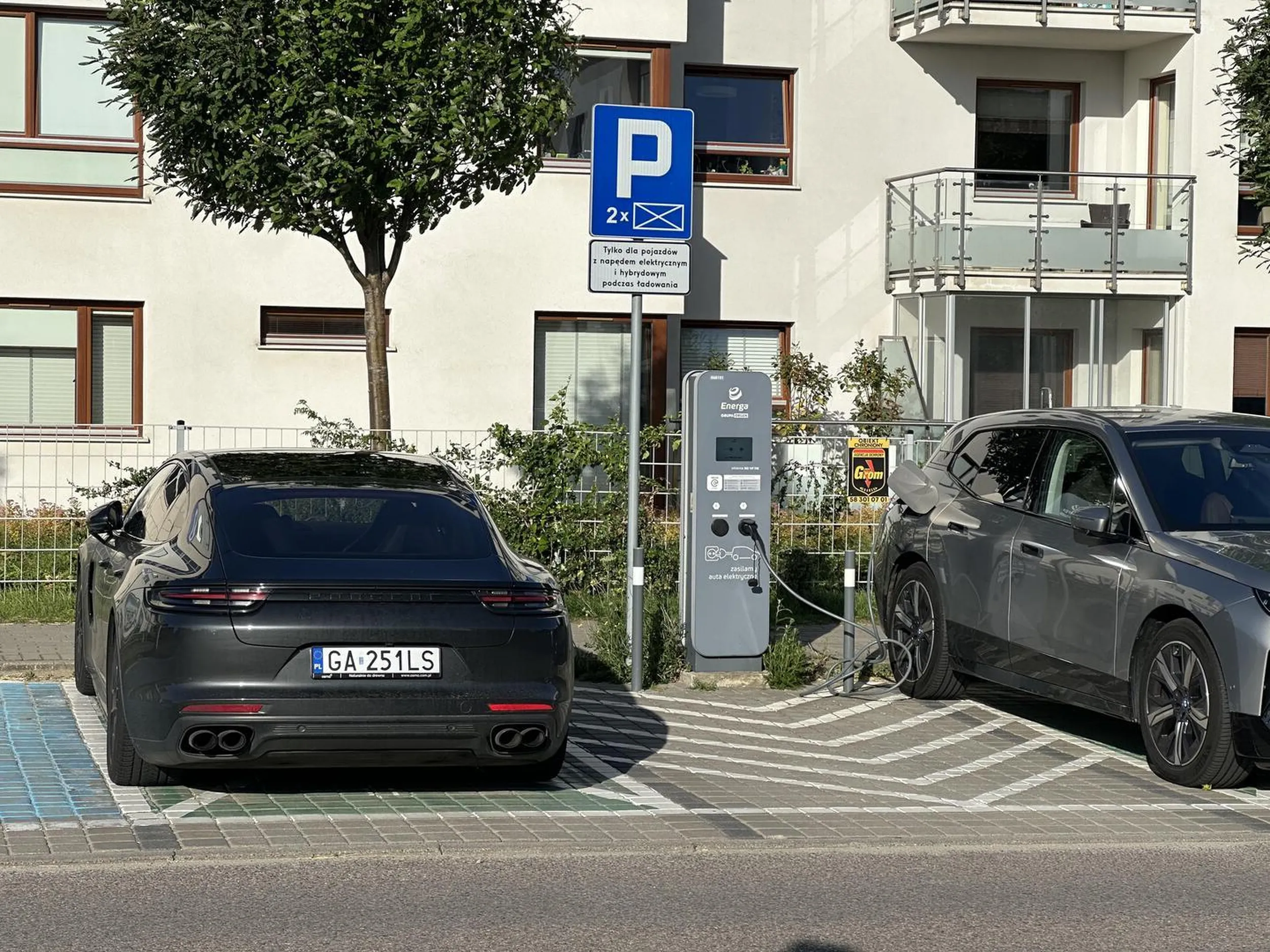 Zajmuje spalinowym Porsche miejsce do ładowania samochodów elektrycznych.