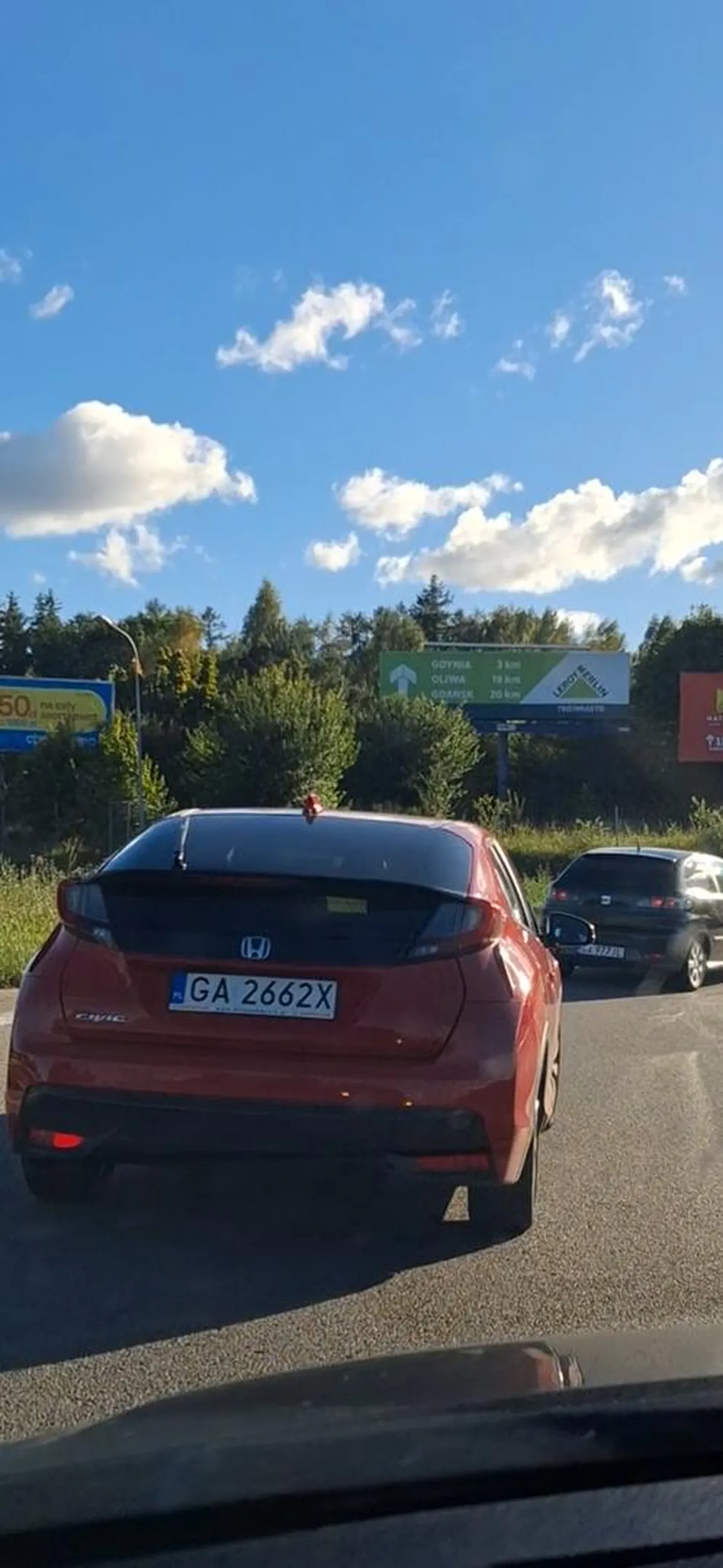 Chamie trochę kultury na drodze ktoś próbuje zmienić pas bo ma miejsce to ten specjalnie przyspiesza nie daje zmienić pasa na zjeździe na chwrazno z z obwodnicy wszyscy skręcający w lewo na chwrzno potrafią zjechać do lewej żeby przepuścić skręcających w prawo ten Burak bawi się w szeryfa i specjalnie jedzie środkiem