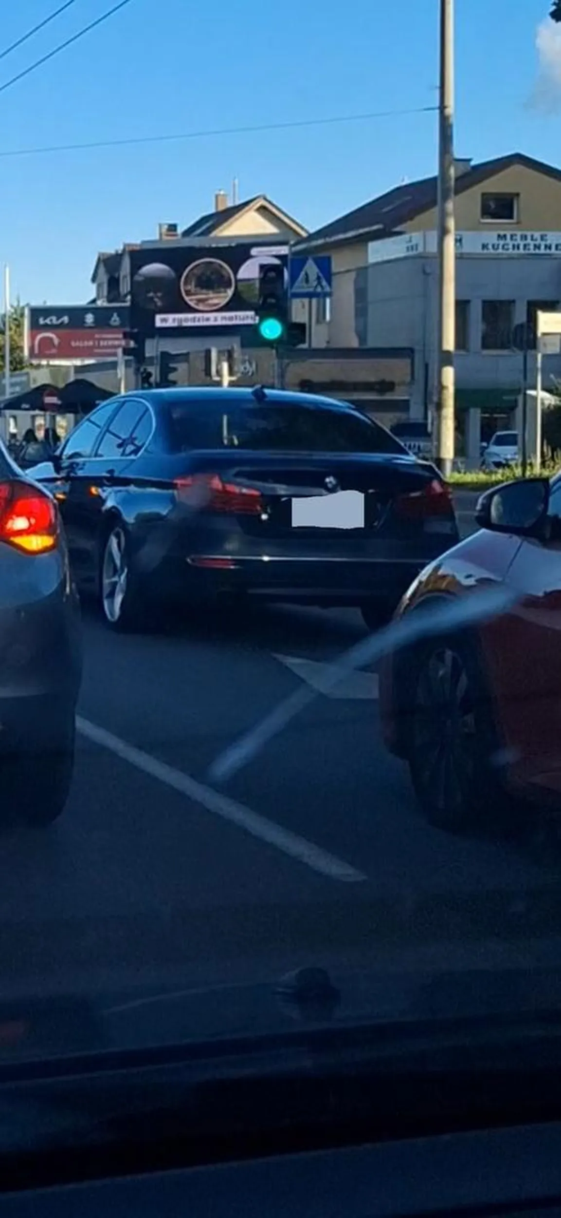 Chamie trochę kultury na drodze ktoś próbuje zmienić pas bo ma miejsce to ten specjalnie przyspiesza nie daje zmienić pasa na zjeździe na chwrazno z z obwodnicy wszyscy skręcający w lewo na chwrzno potrafią zjechać do lewej żeby przepuścić skręcających w prawo ten Burak bawi się w szeryfa i specjalnie jedzie środkiem