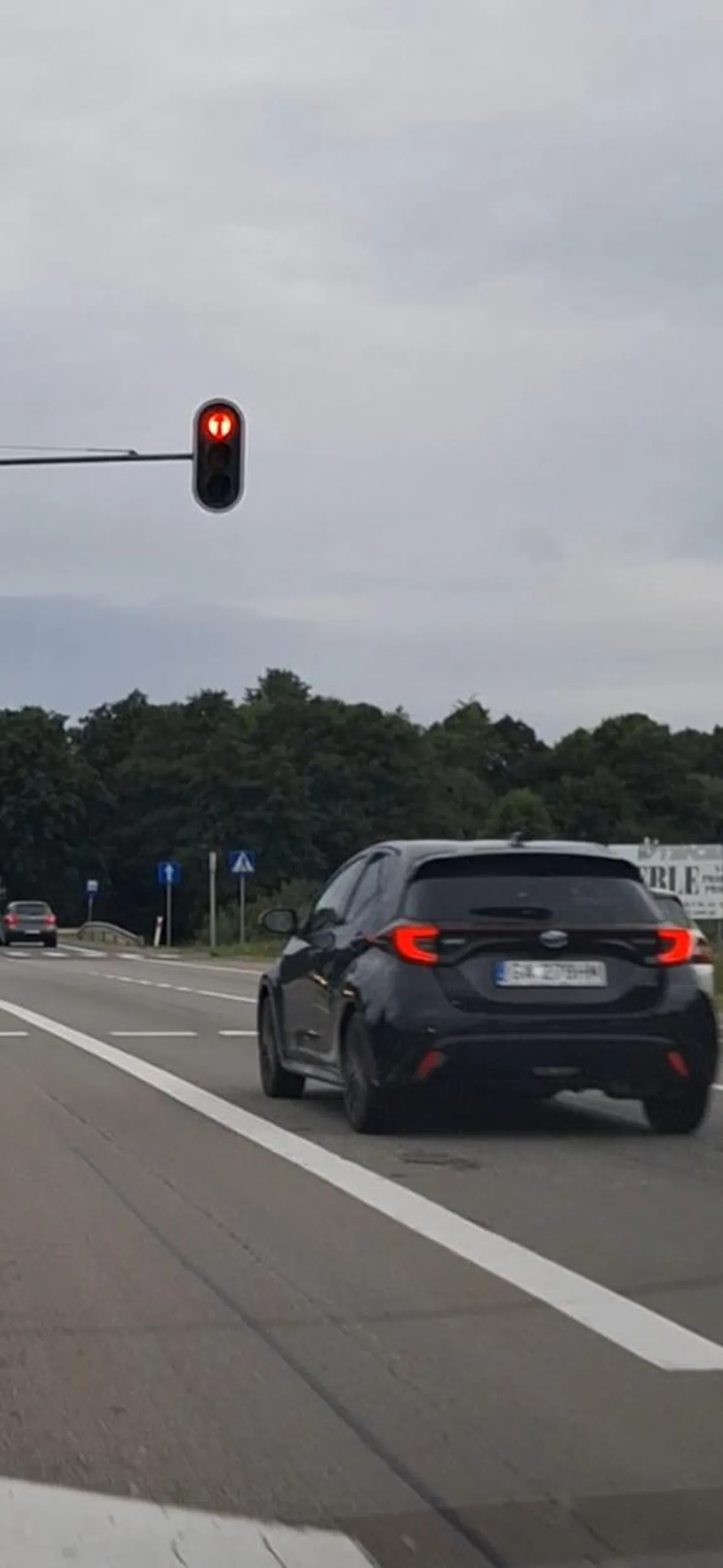 Mial czas i miejsce żeby sie zatrzymać nawet nie chamowal