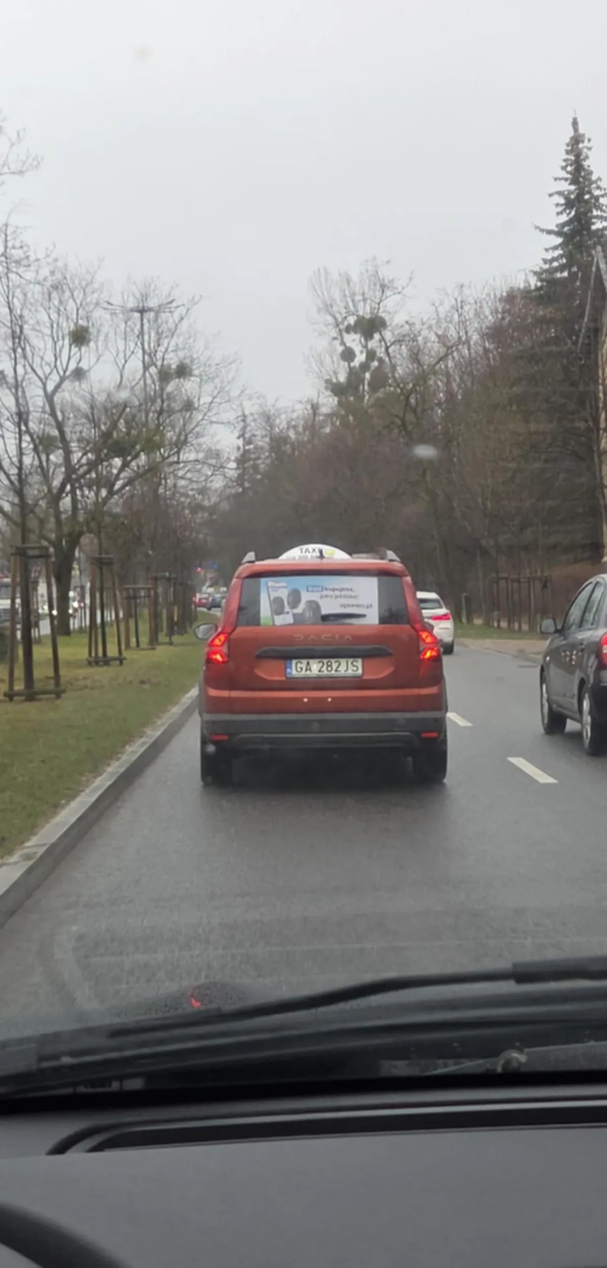 Cierp i pet w jednej osobie. Blokuje lewy pas.