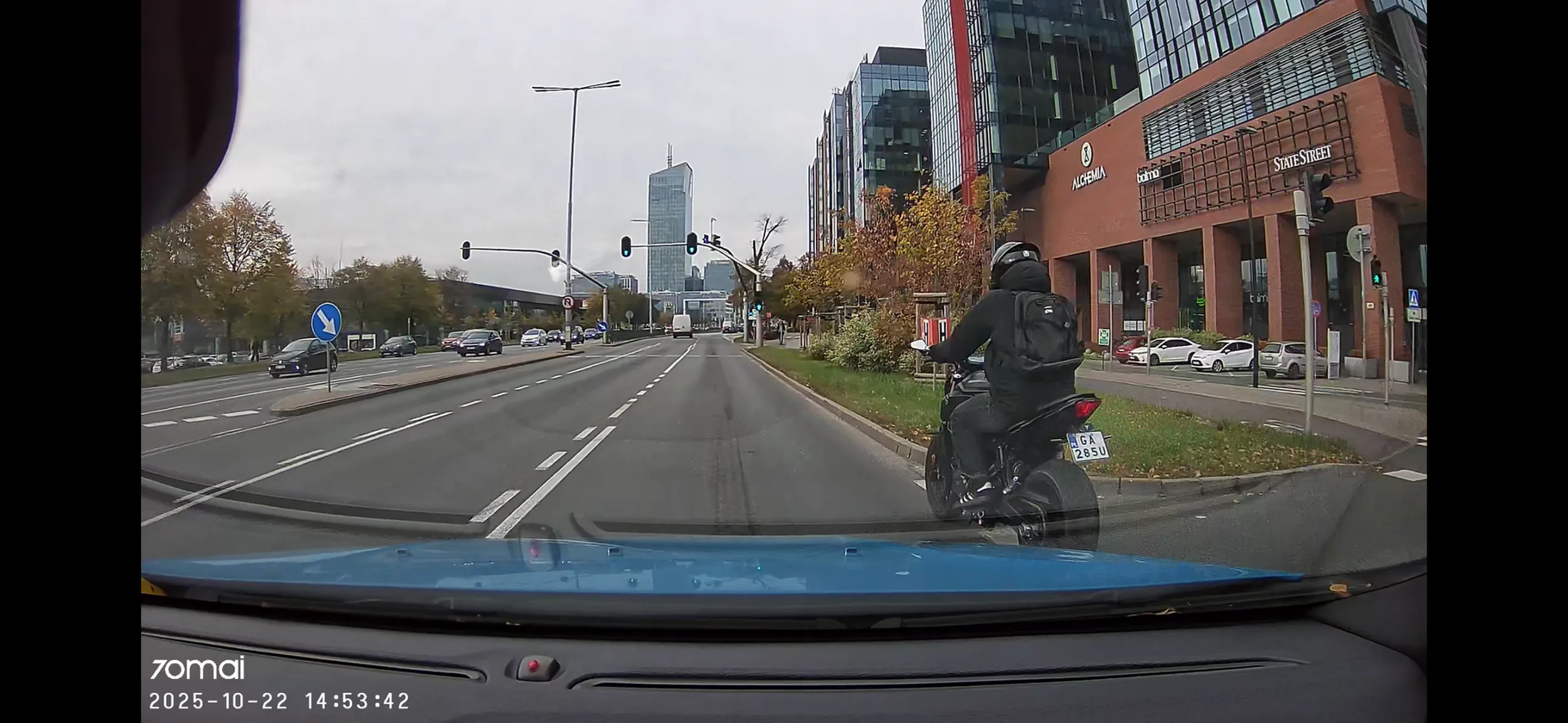 Jadę przepisowo prawym pasem a wariat wyprzedza mnie prawą stroną na żyletki. Tak dalej będziesz jeździł to długo nie pożyjesz.