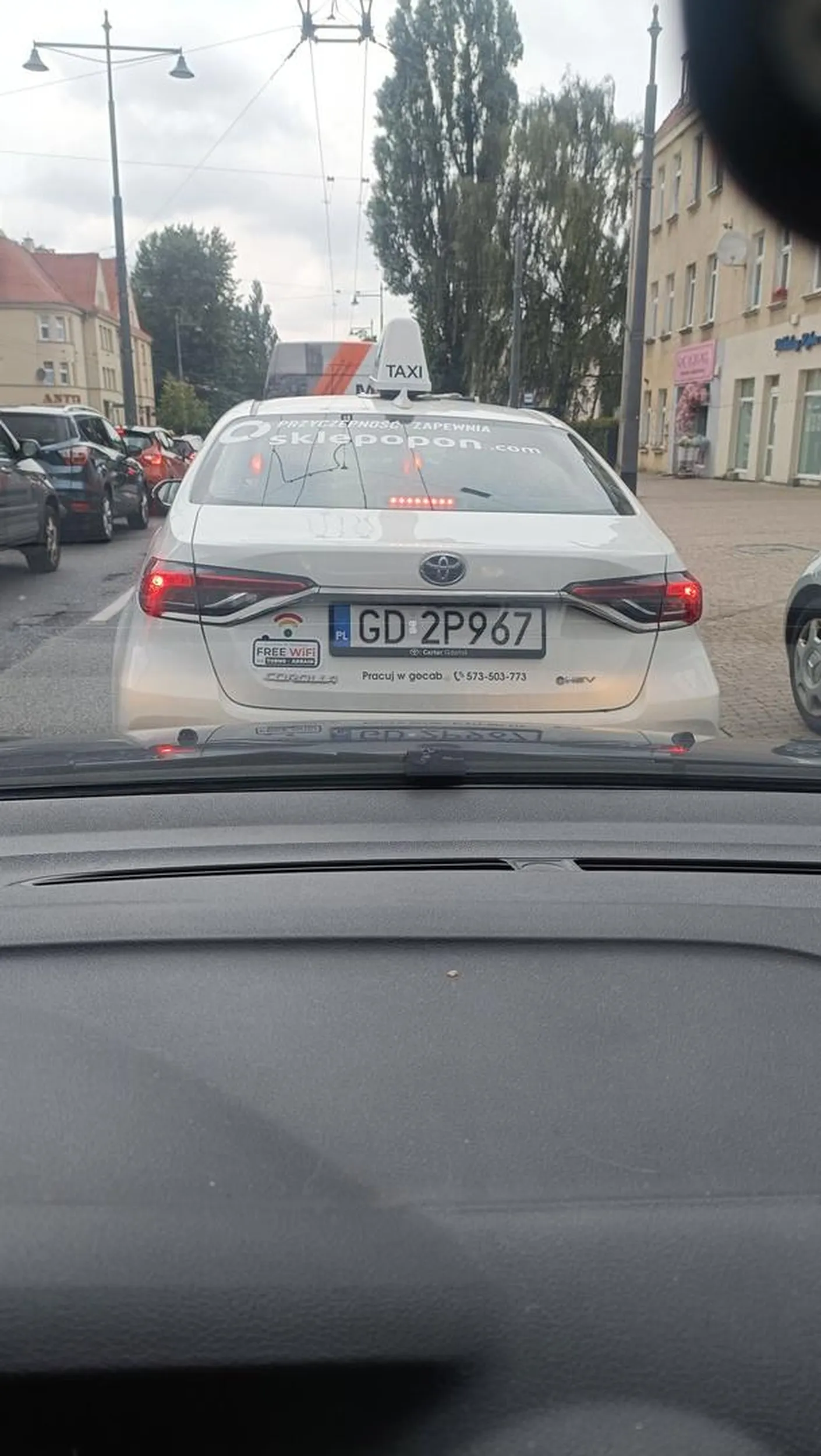 Złotówa wpierdala się przez strefę wyłączoną z ruchu na skrzyżowanie tylko by zablokować ruch poprzeczny.