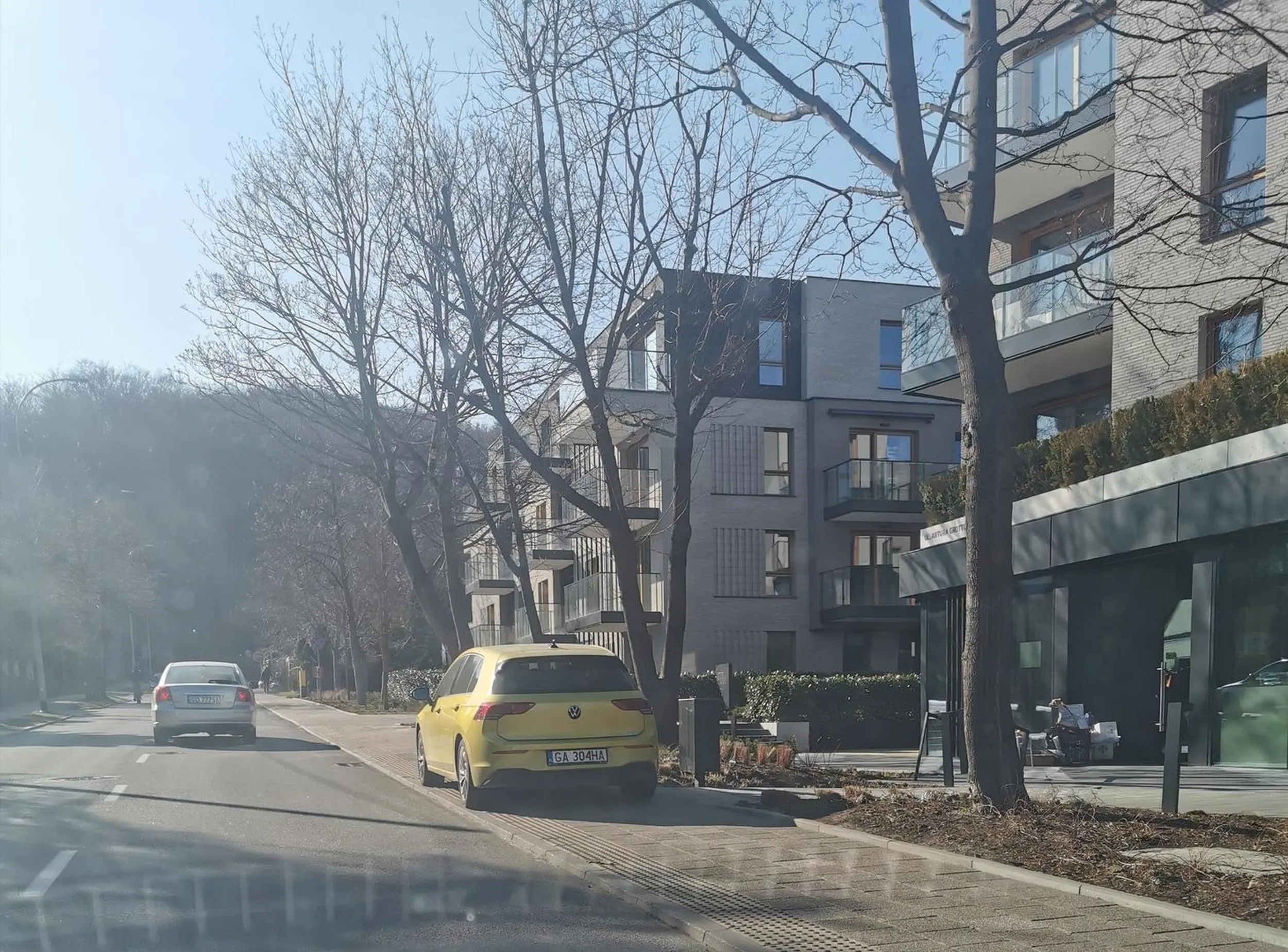 A bo ja tylko na chwilę.. Co z tego że pieszy musi schodzić na ulicę