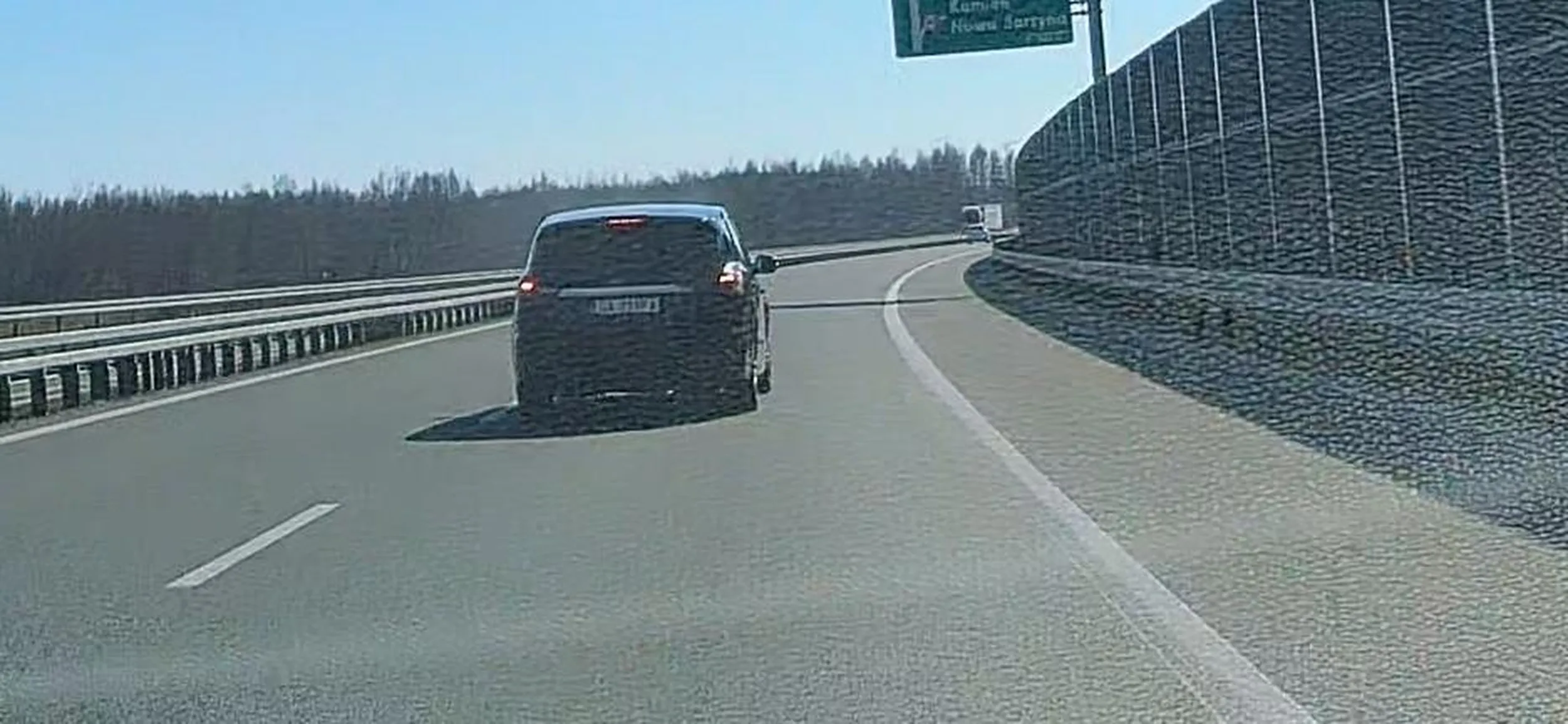 Droga expressowa to 120 km/h więc ciulu jak zapi.dalsz grubo ponad tą wartość to wyprzedzeniu nia zajeżdżaj drogi i nie chamuj,  bo tak robi tylko choj.