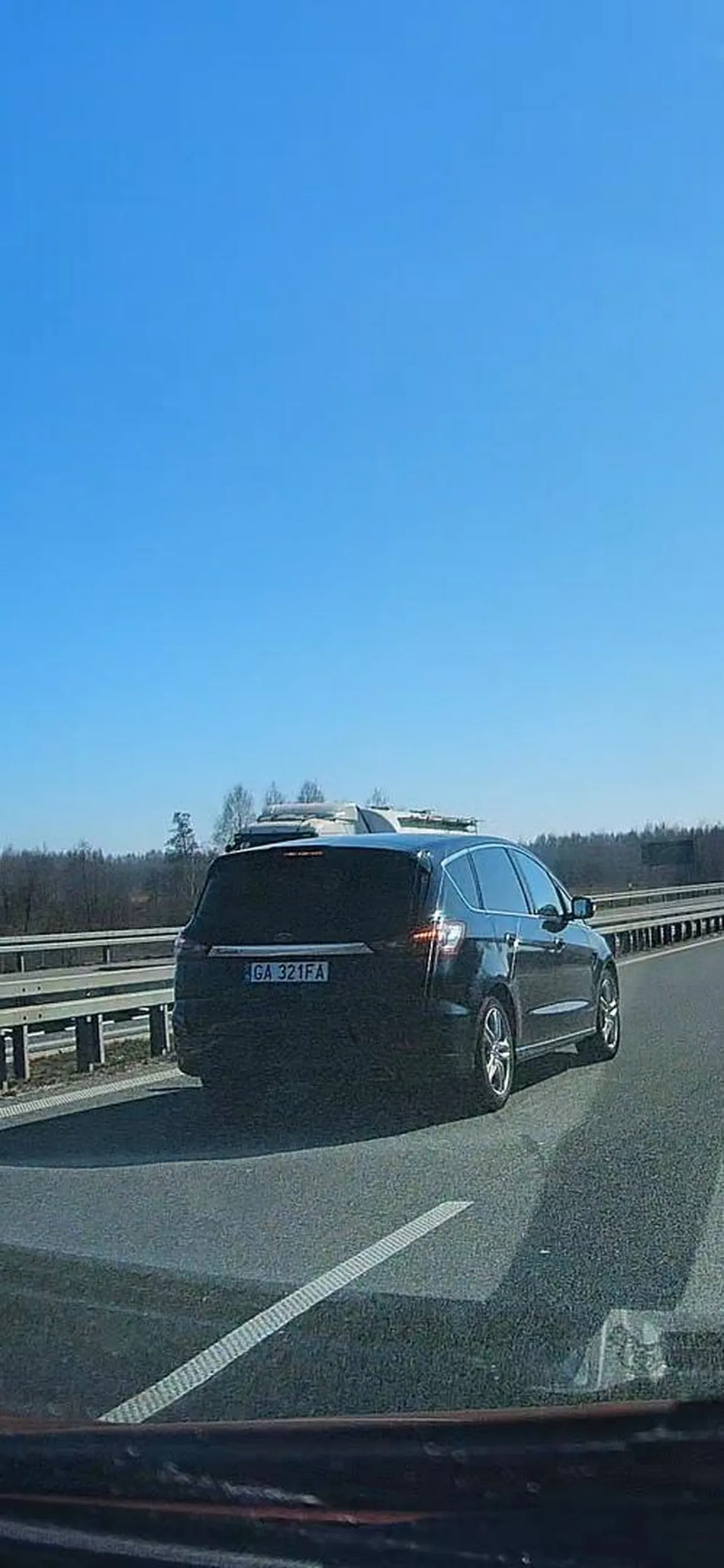 Droga expressowa to 120 km/h więc ciulu jak zapi.dalsz grubo ponad tą wartość to wyprzedzeniu nia zajeżdżaj drogi i nie chamuj,  bo tak robi tylko choj.