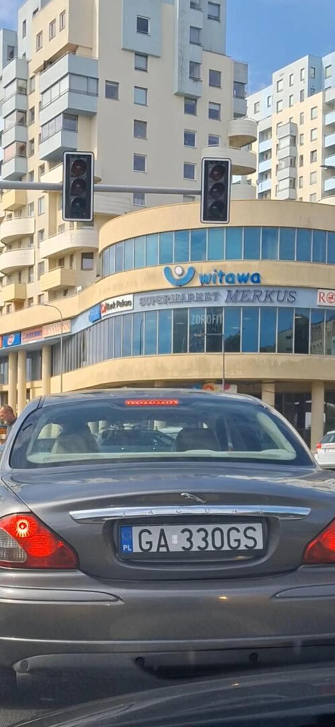 Mistrz sygnalizacja wylonczona a ten stoi i czeka na zielone