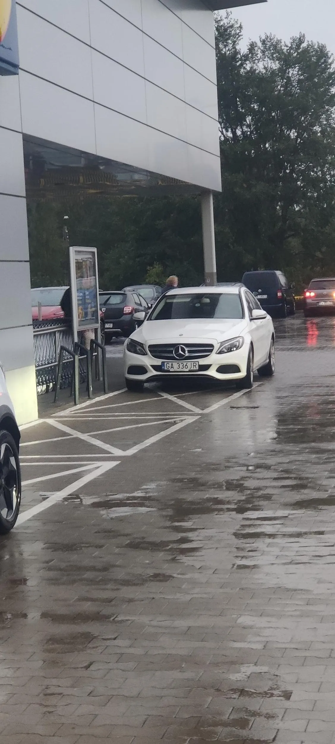 Gdyby drzwi wejsciowe były trochę szersze, wjechałby do Lidla