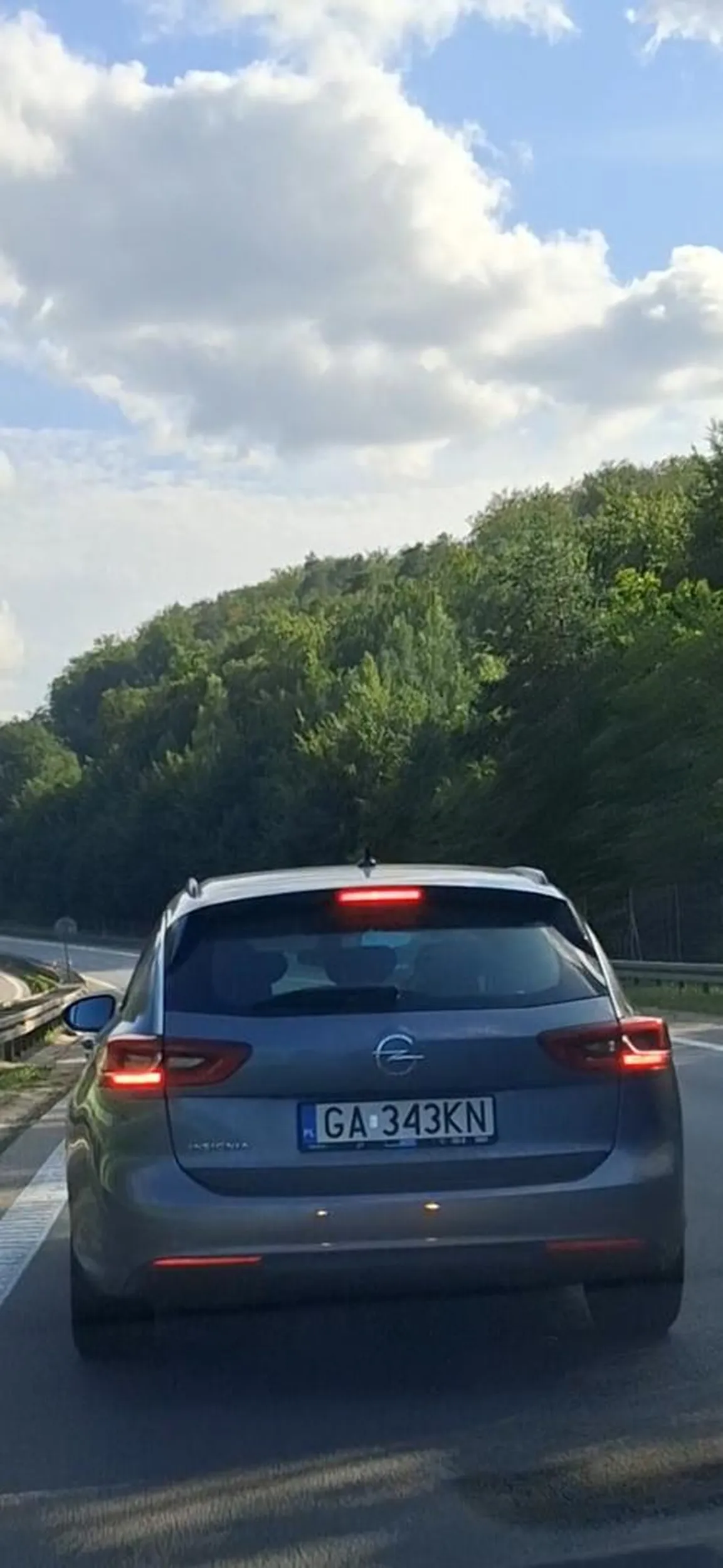 Szeryf na lewym pasie prawy pusty nie zjedzie hamuje i pokazuje zjedz se na prawy