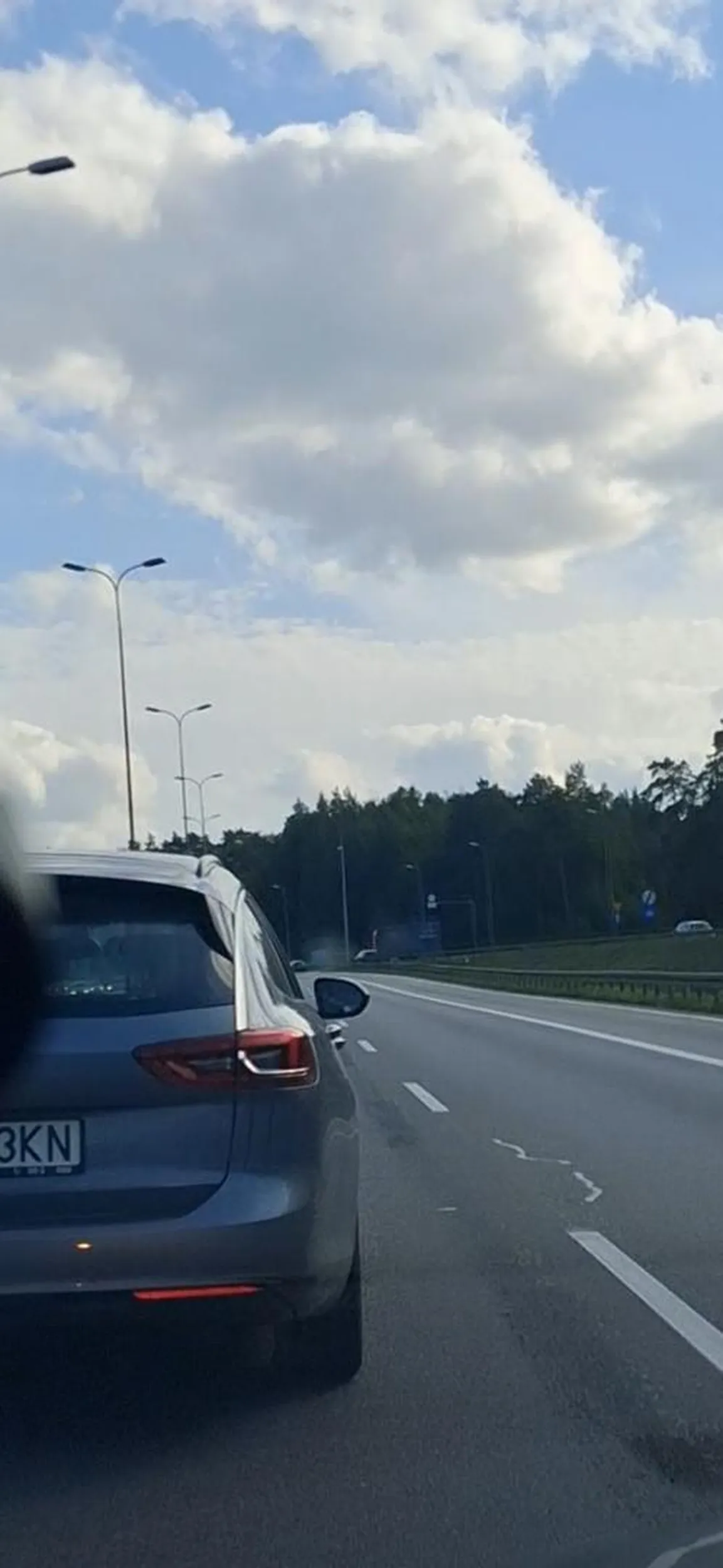 Szeryf na lewym pasie prawy pusty nie zjedzie hamuje i pokazuje zjedz se na prawy