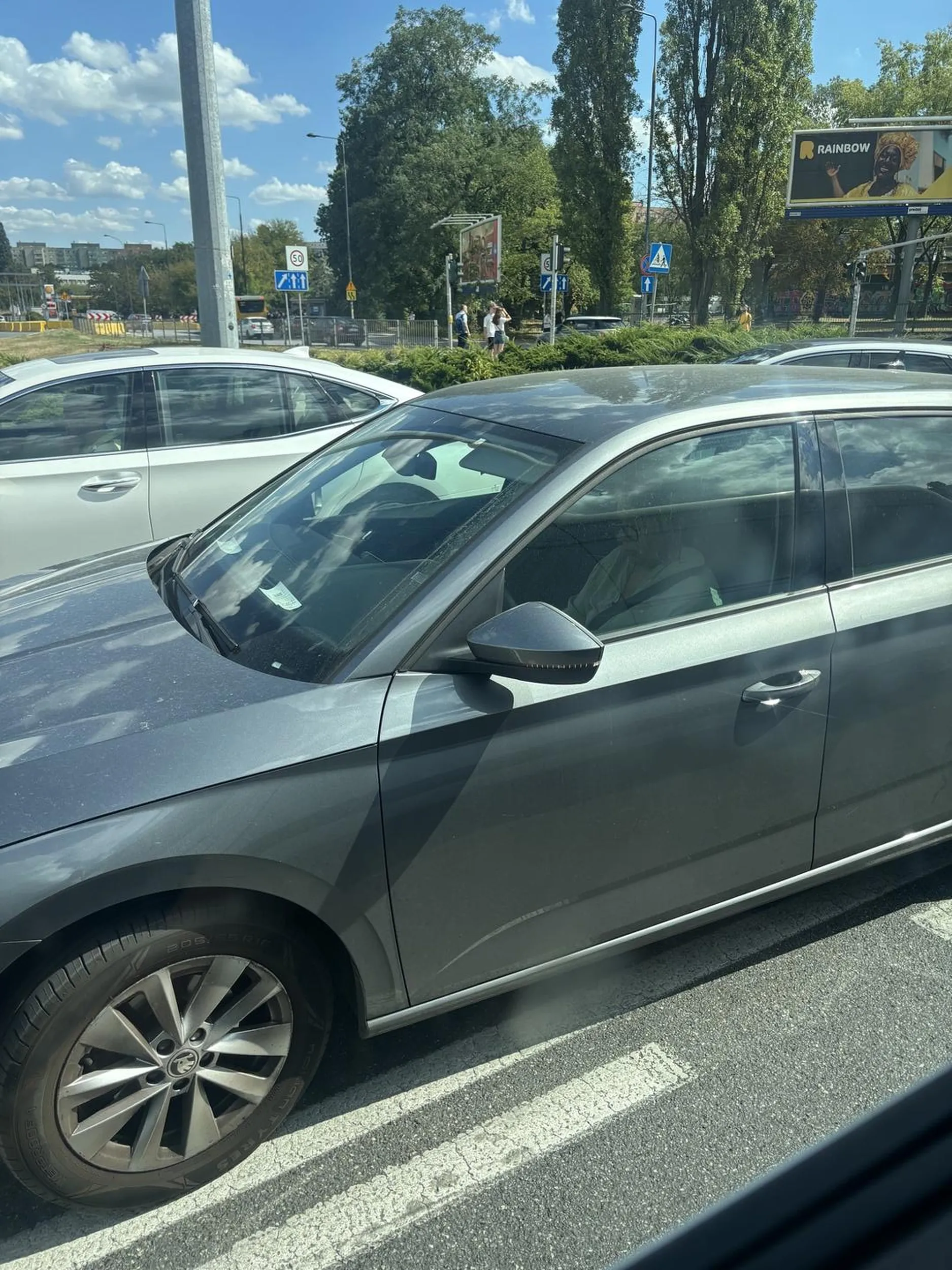 Baba w centrum Warszawy siedzi na telefonie i korkuje warszawę