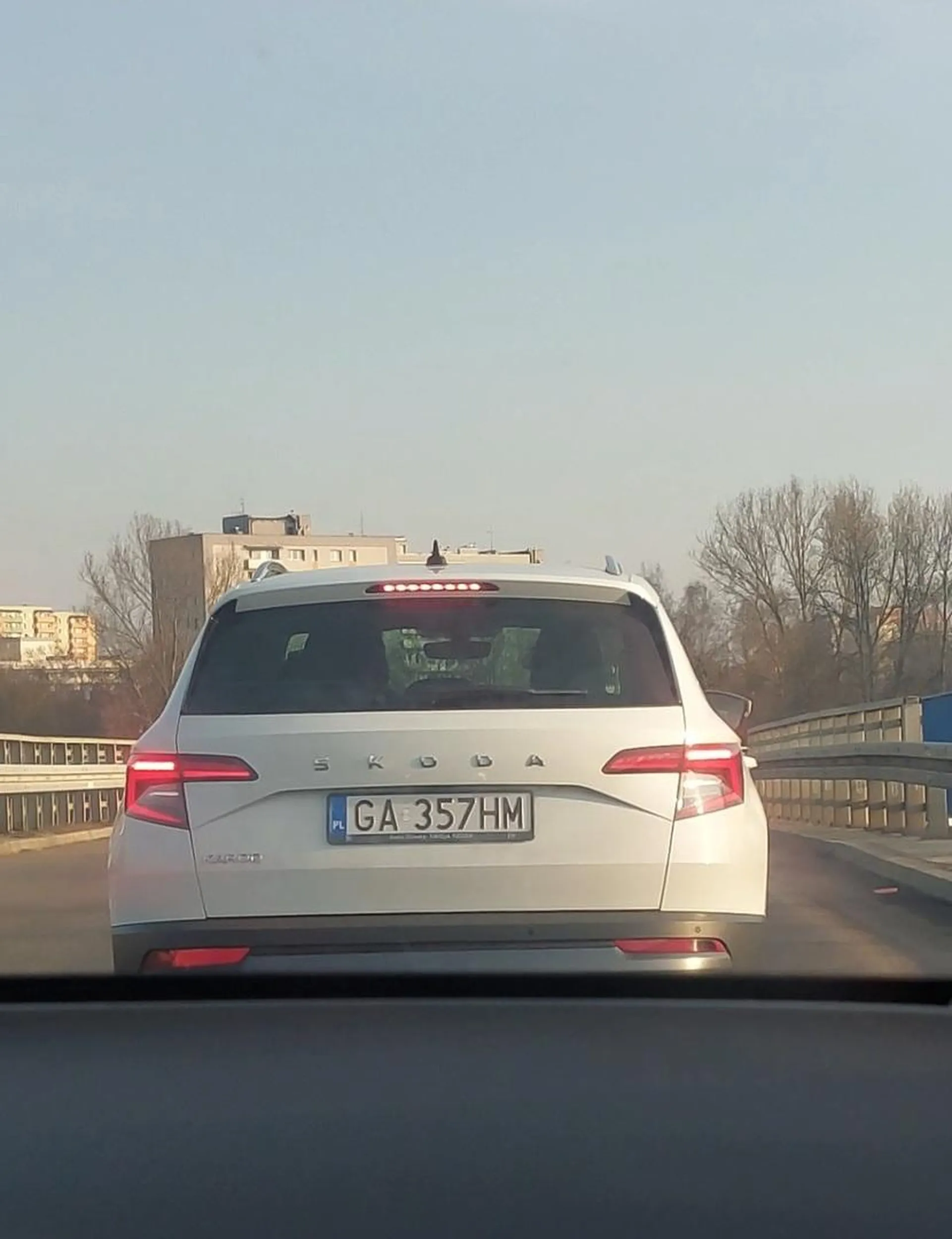 Wymusza podczas zmiany pasa a po użyciu sygnału ostrzegawczego hamuje gwałtownie powodując zagrożenie na drodze i ryzko stłuczki