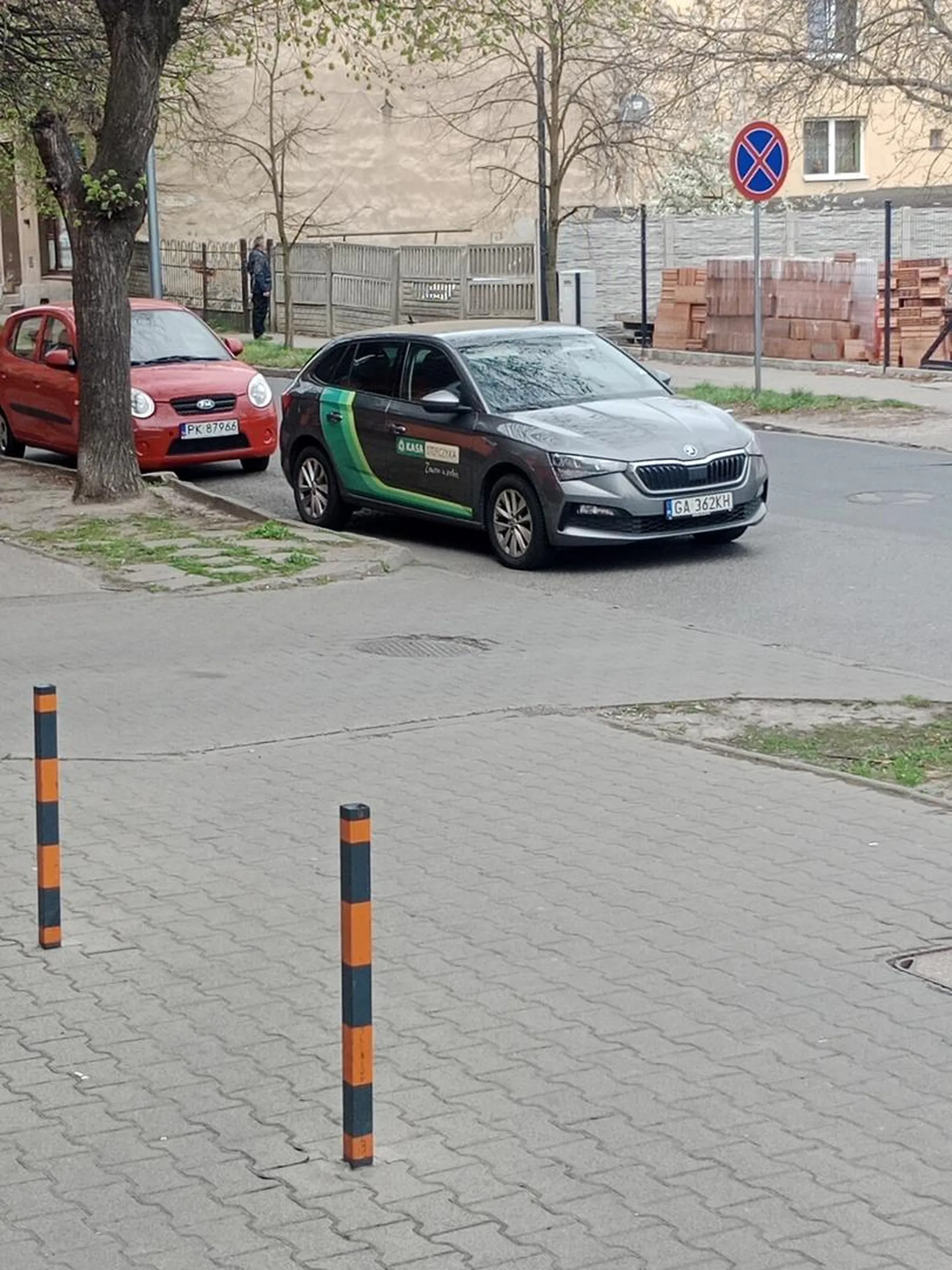 Stoi jak pipa na zakazie i blokuje wjazd