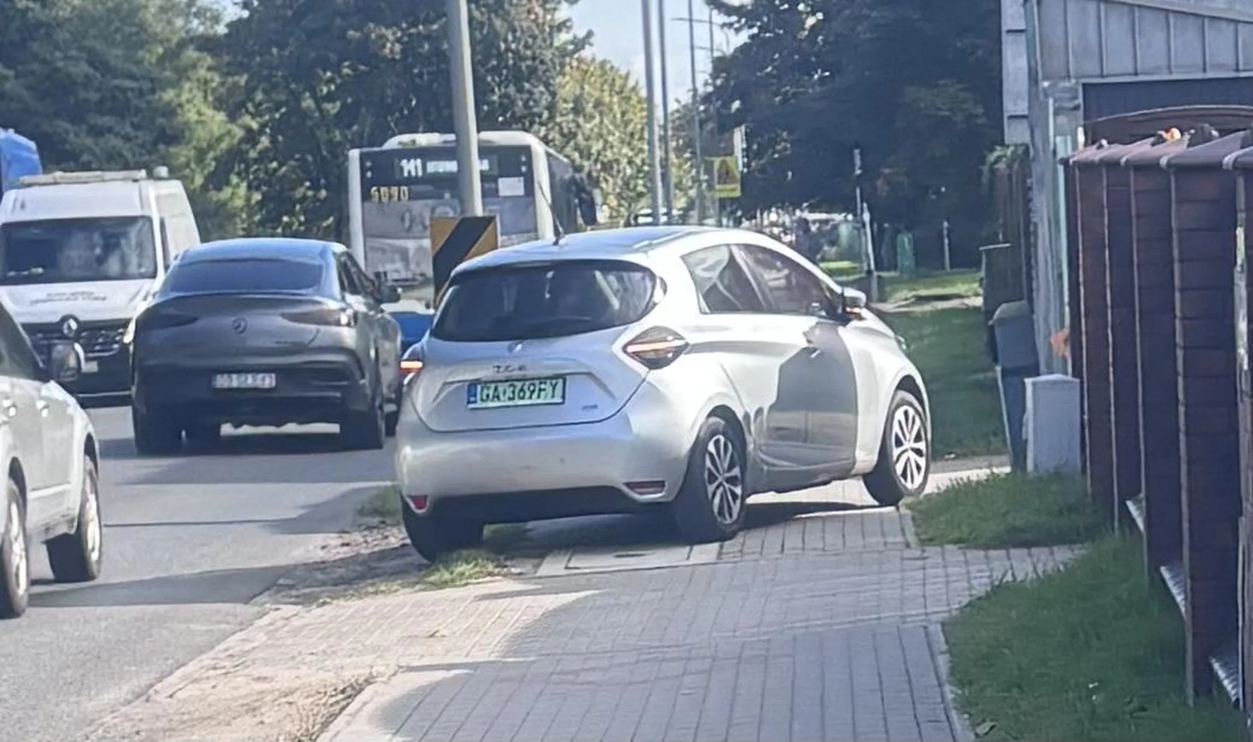 Dziadek zablokował chodnik jak gdyby nigdy nic, ludzie musieli ulicą omijać bo przed autem było zablokowane. Porażka