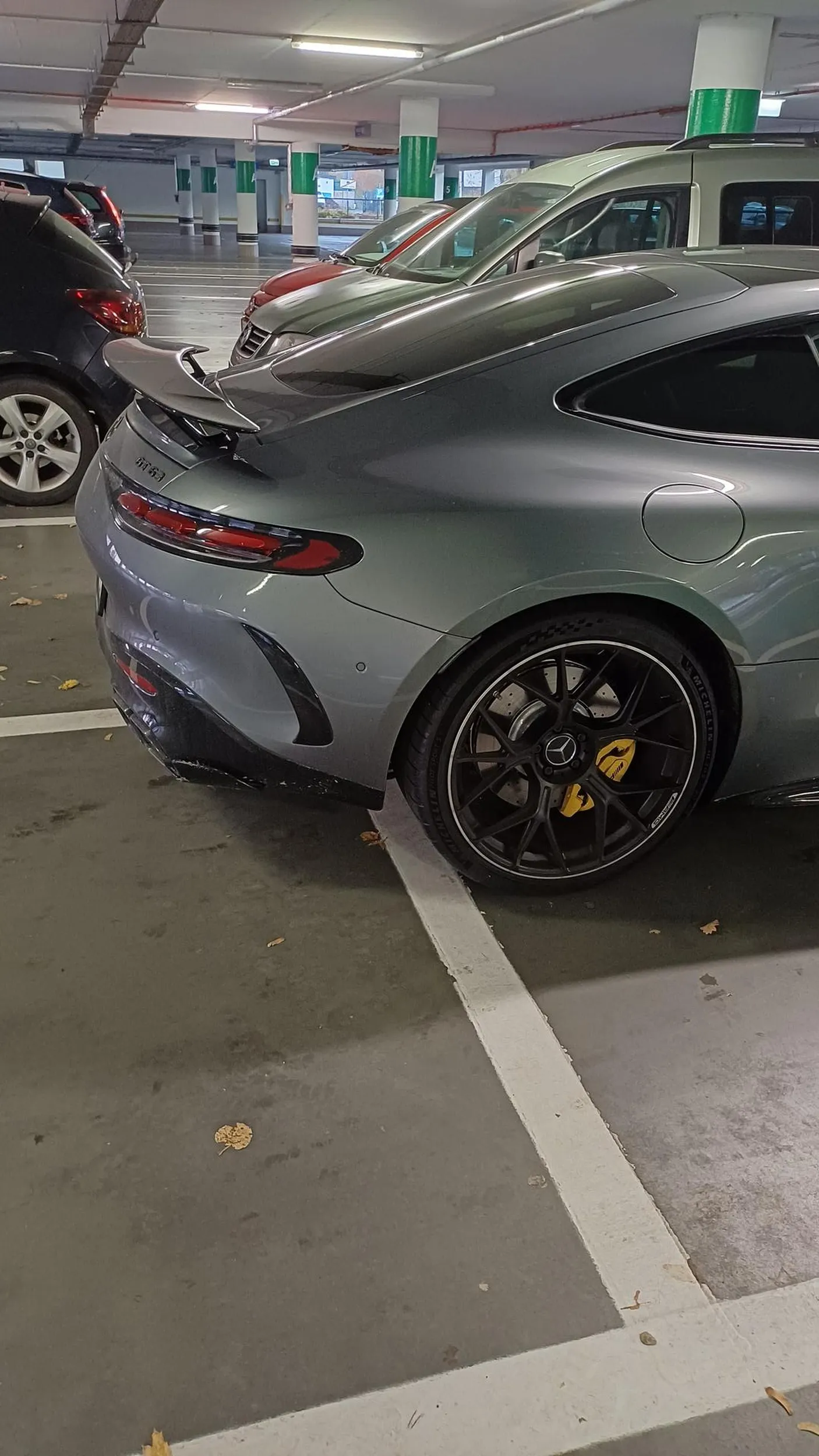 Arcydzieło parkowania. 1 auto na 4 miejscach parkingowych. Brawo