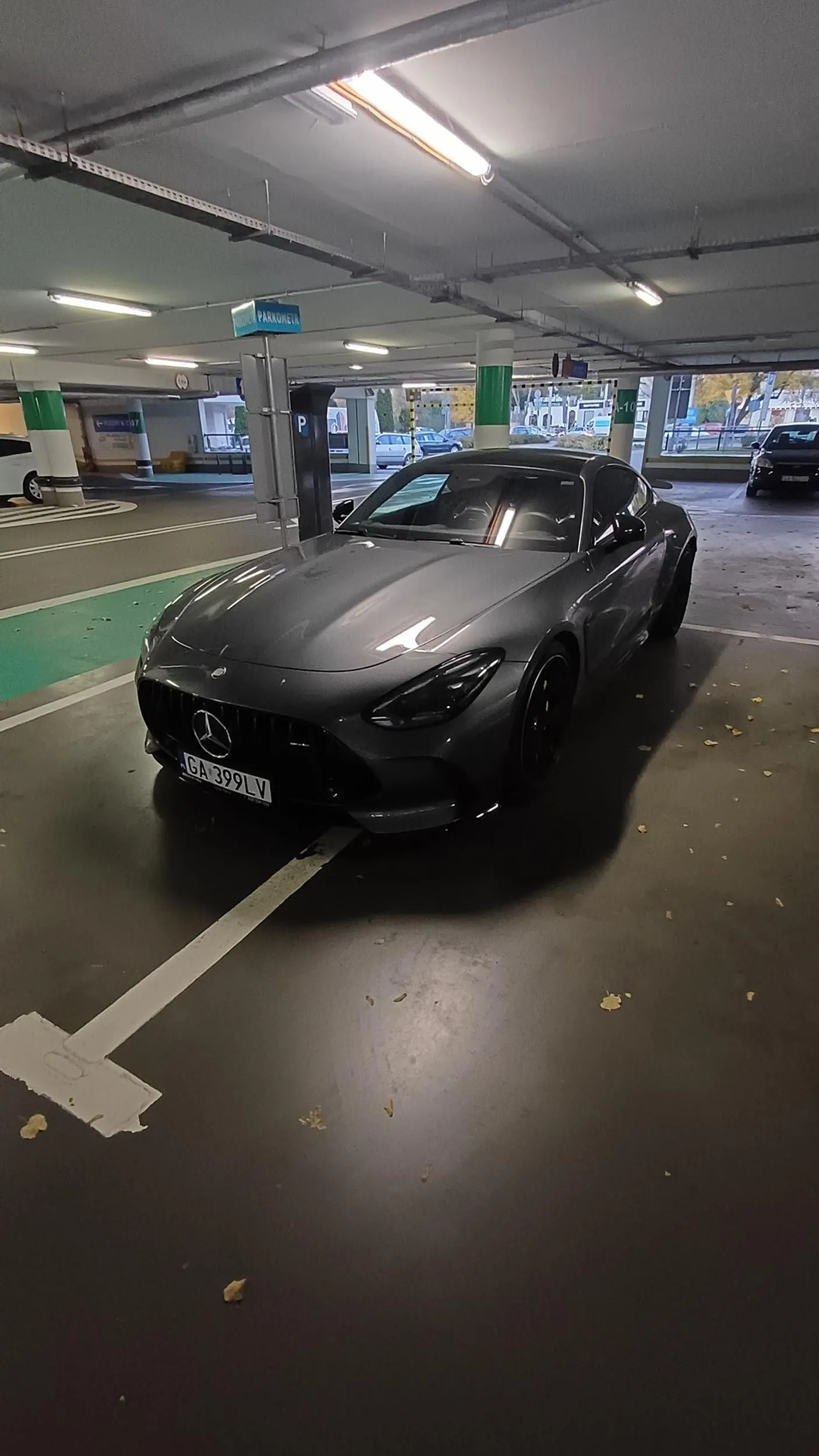 Arcydzieło parkowania. 1 auto na 4 miejscach parkingowych. Brawo