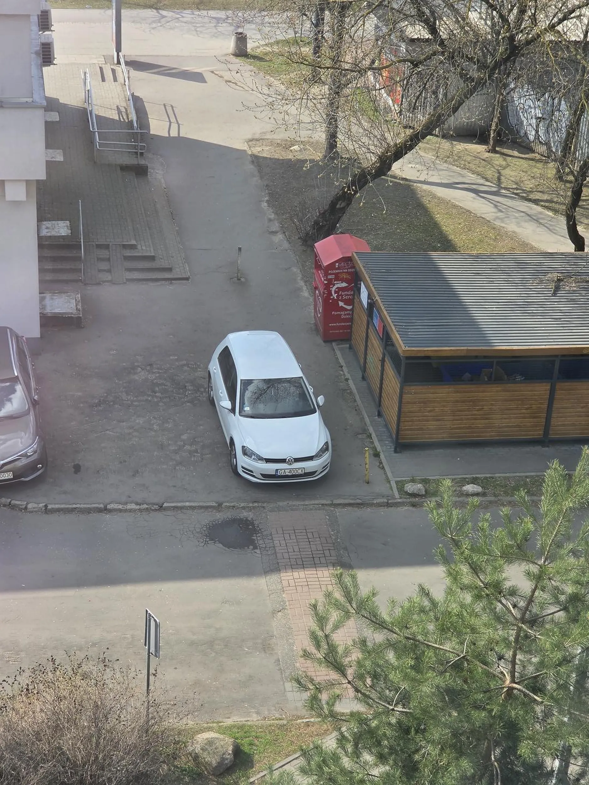 Złamas egoista parkuje centralnie wzdłuż osiedlowego przejścia dla pieszych trzeba go omijać z wózkiem czy do altany śmietnikowej. Totalne ha tfu na tego typa.