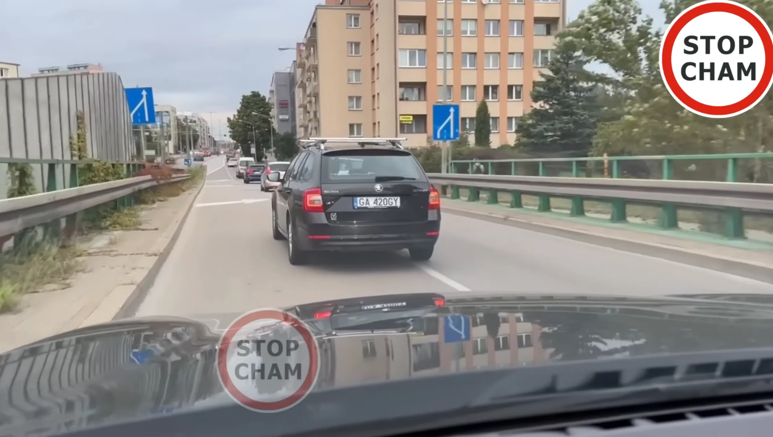 szeryf jedzie środkiem, no bo jak można jechać do końca pasa