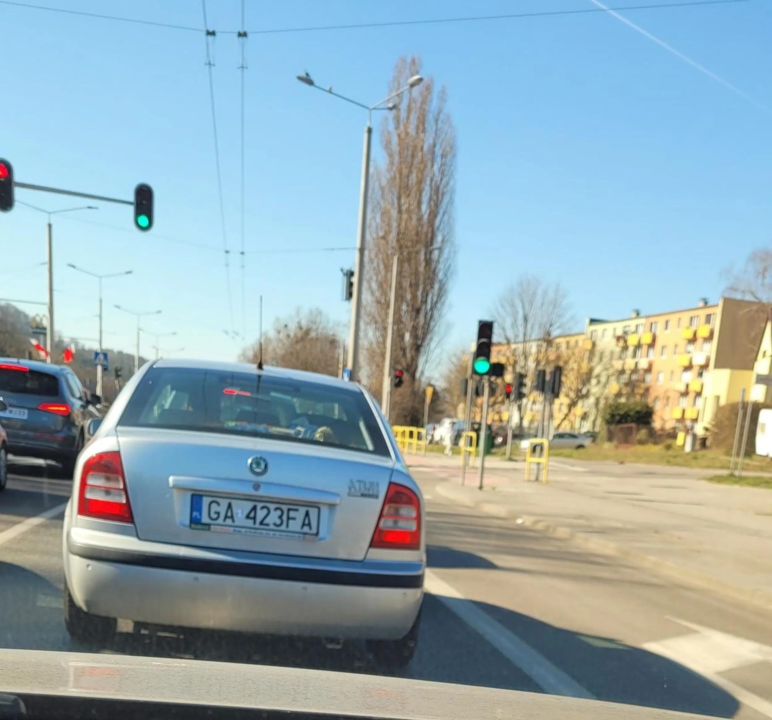 Jeździ po Gdyni skacząc z pasa na pas i wciska się hamując inne pojazdy po to żeby zyskać cenne 2 sekundy i po niecałych 2km skręcić na osiedle.