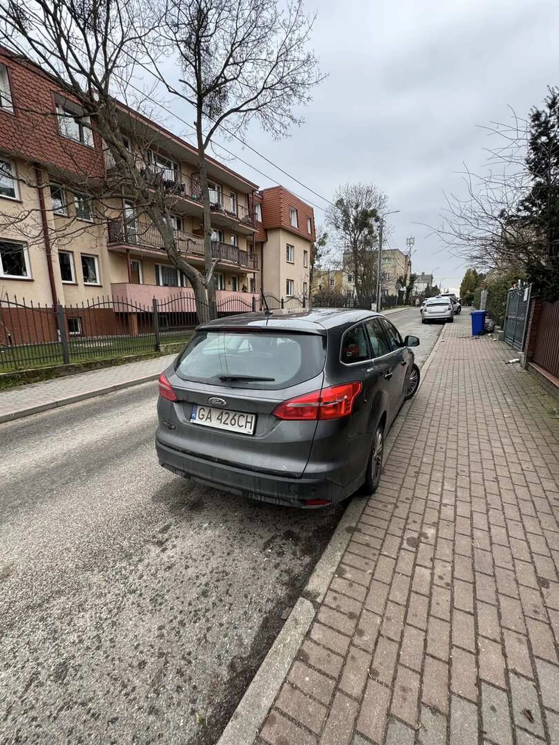 Pojazd zablokował bramę.