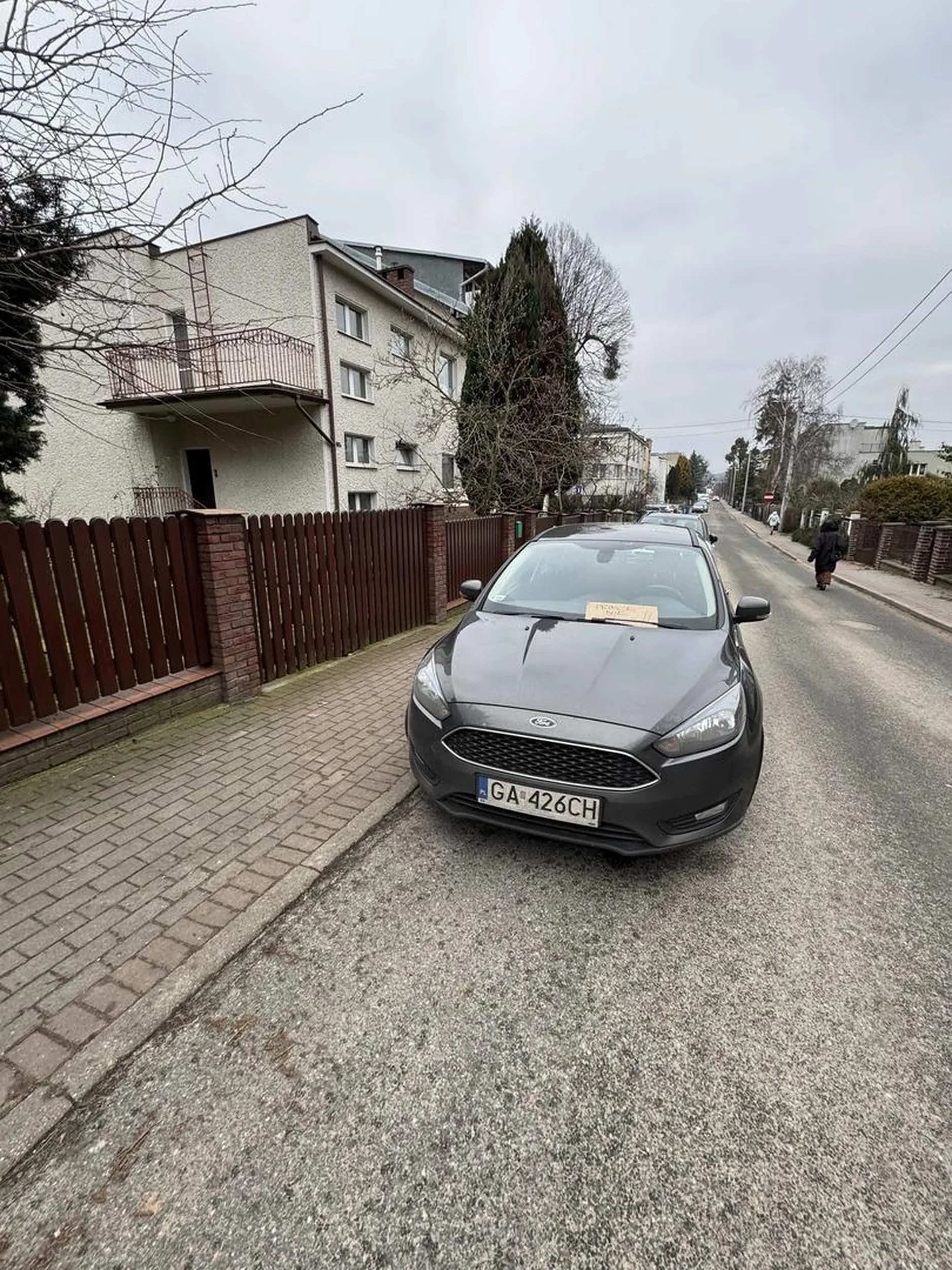 Pojazd zablokował bramę.