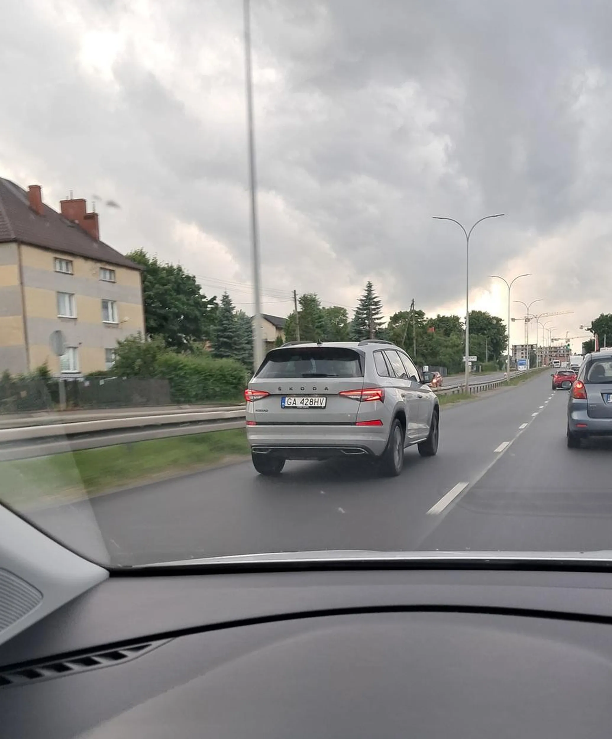 Totalny baran za kółkiem. Przeciska się między autami w korku na cm, po zwróceniu uwagi klaksonem wpada w furię. Takim powinno się zabierać prawo jazdy.