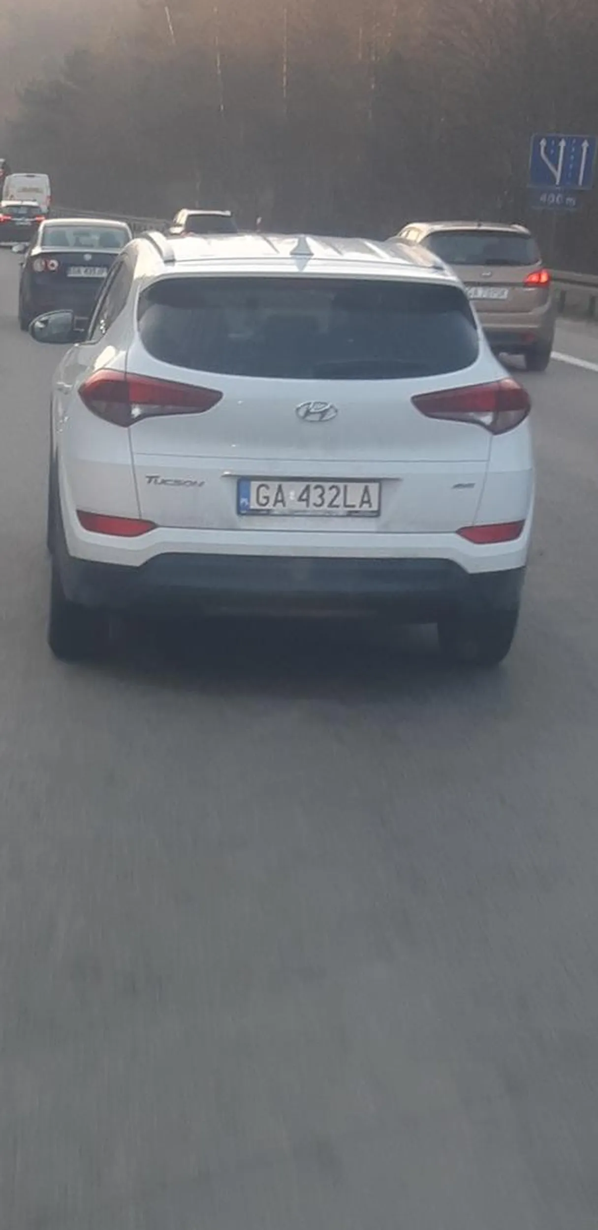 Koleś jadąc tym autem,się masturbowal podczas jazdy,gdy zatrabilem zeby przestał to robic i skupił sie na drodze pokazał środkowy palec (tyle ile mu wchodzi)