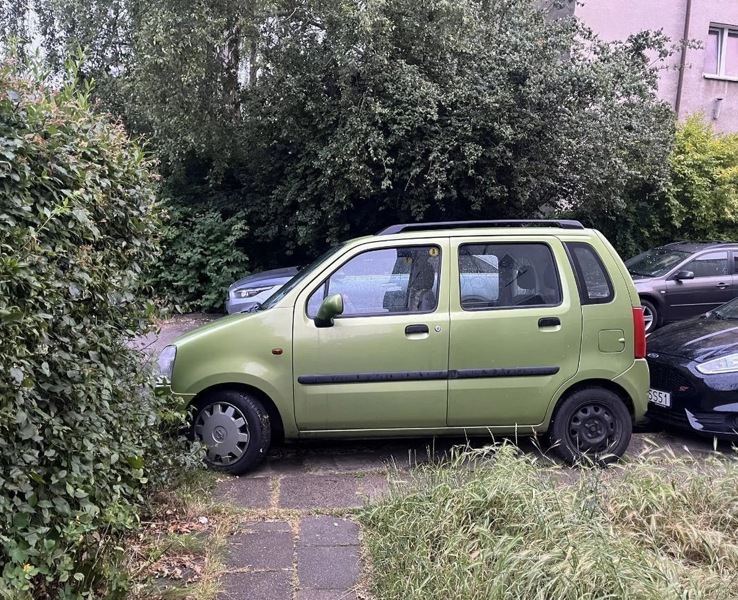 Baba żeby nie zapłacić 6zl za parkowanie wpieprzyla się ludziom do ogrodu i zablokowała wyjazd i przejście