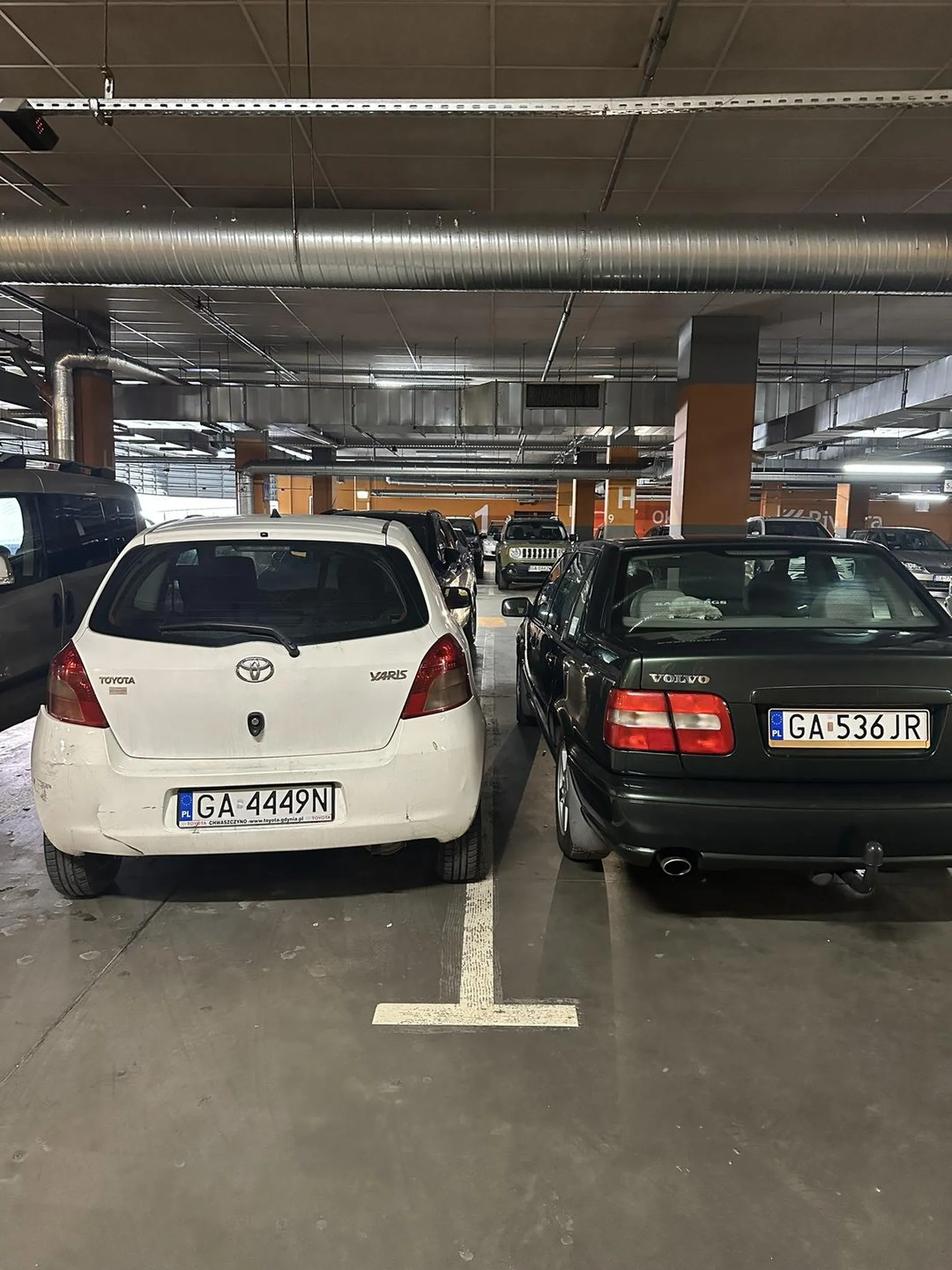 Proponuję na drugi raz parkować trochę dalej od innych samochodów.