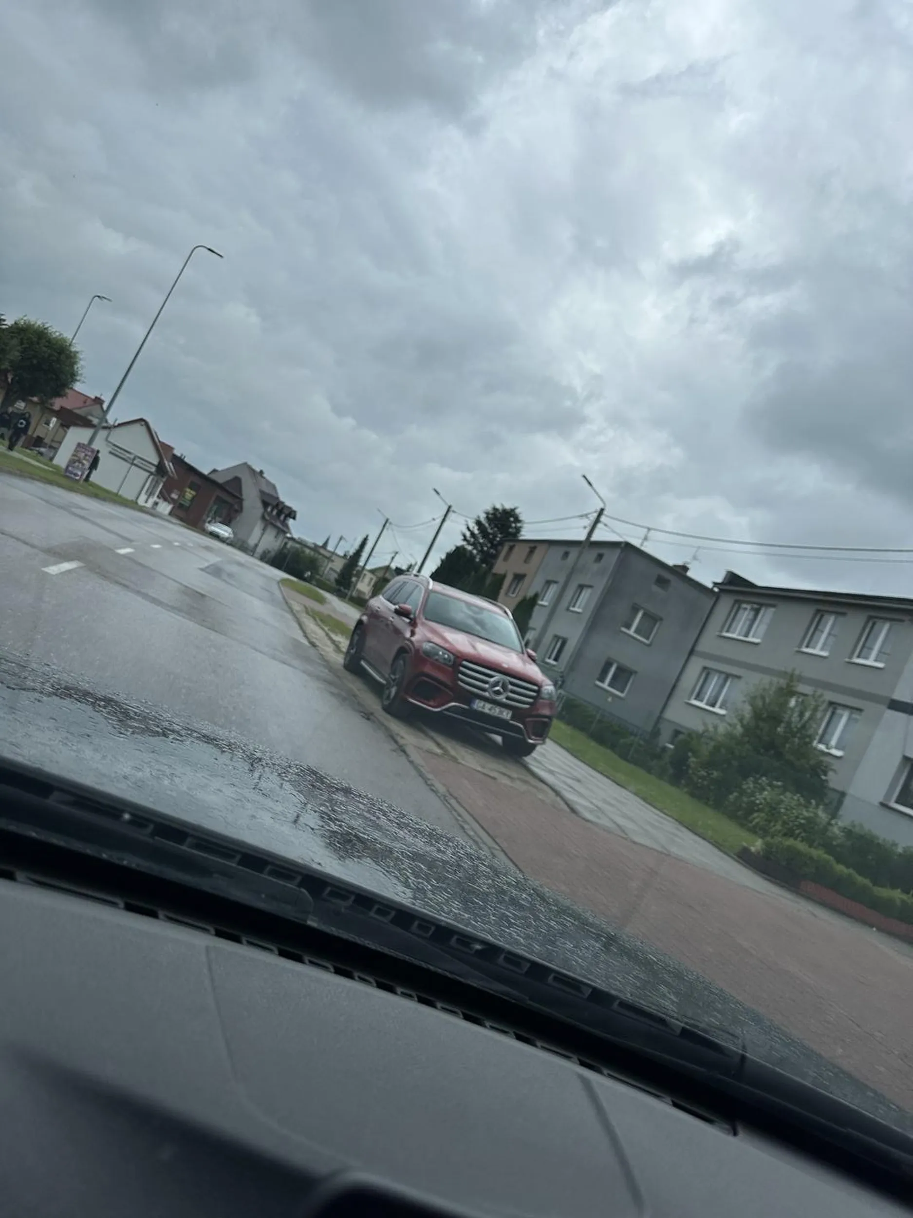 Parkuje na zieleni miejskiej…. To nie parking a trawnik i to nie pierwszy raz ….