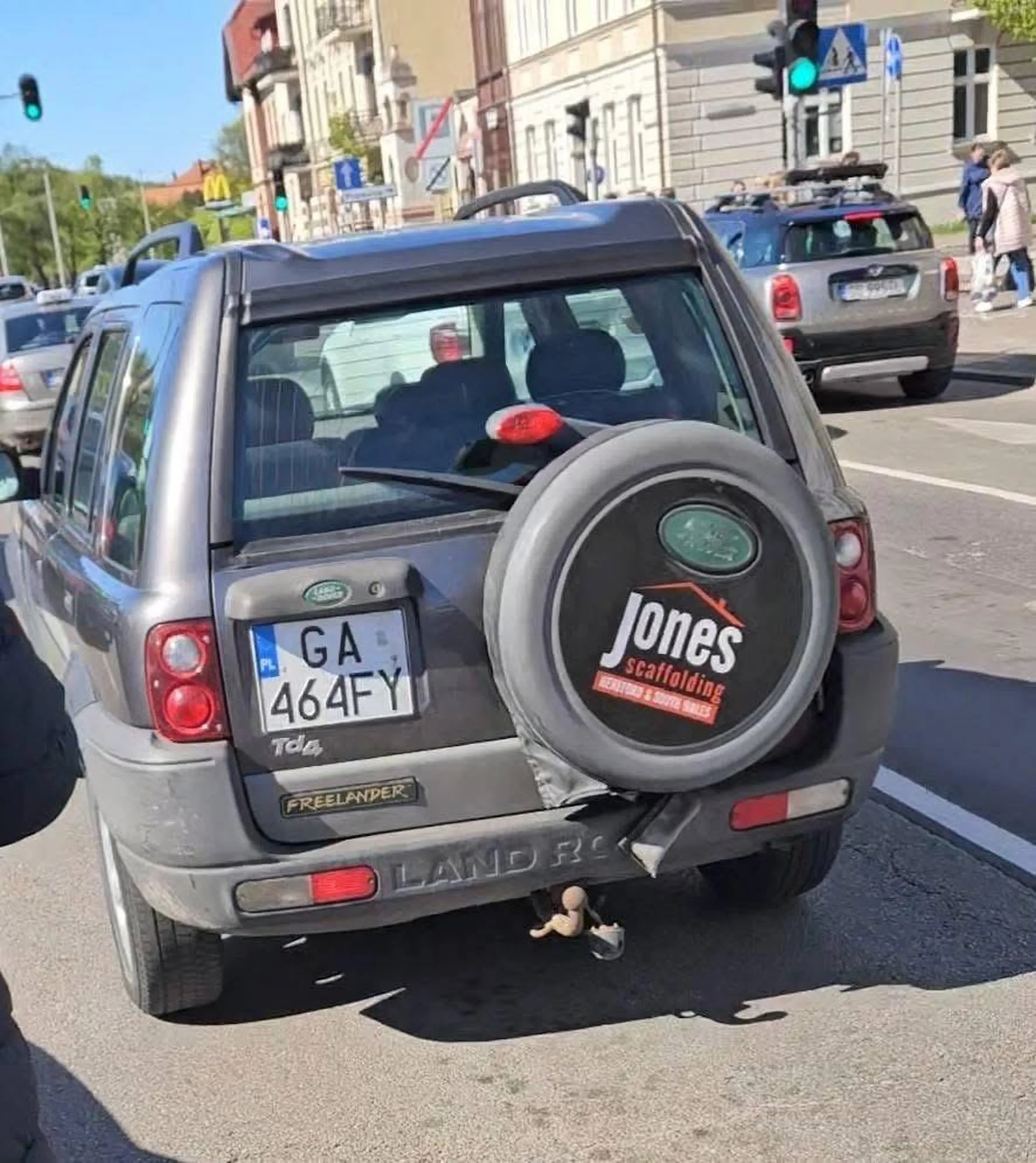 Facet z małym fiutem uciekł z miejsca kolizji która spowodował