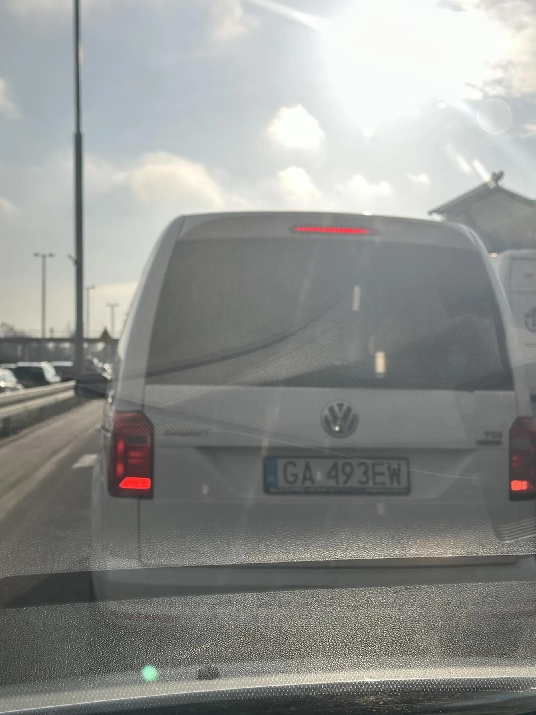 Szeryf blokujący cały lewy pas w korku.