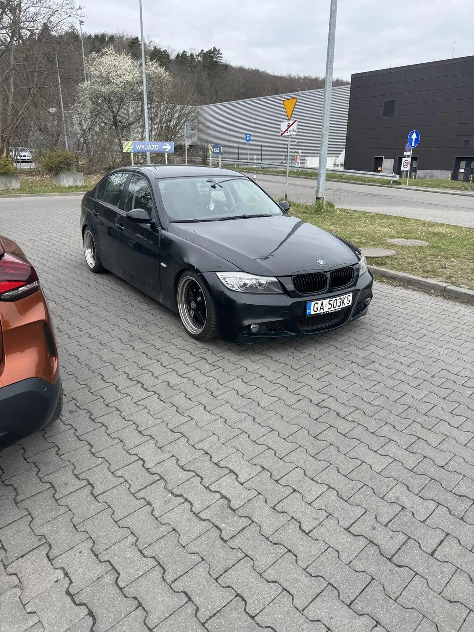 Kolega nie potrafi parkować i jak typowy kierowca BMW zablokował cały parking