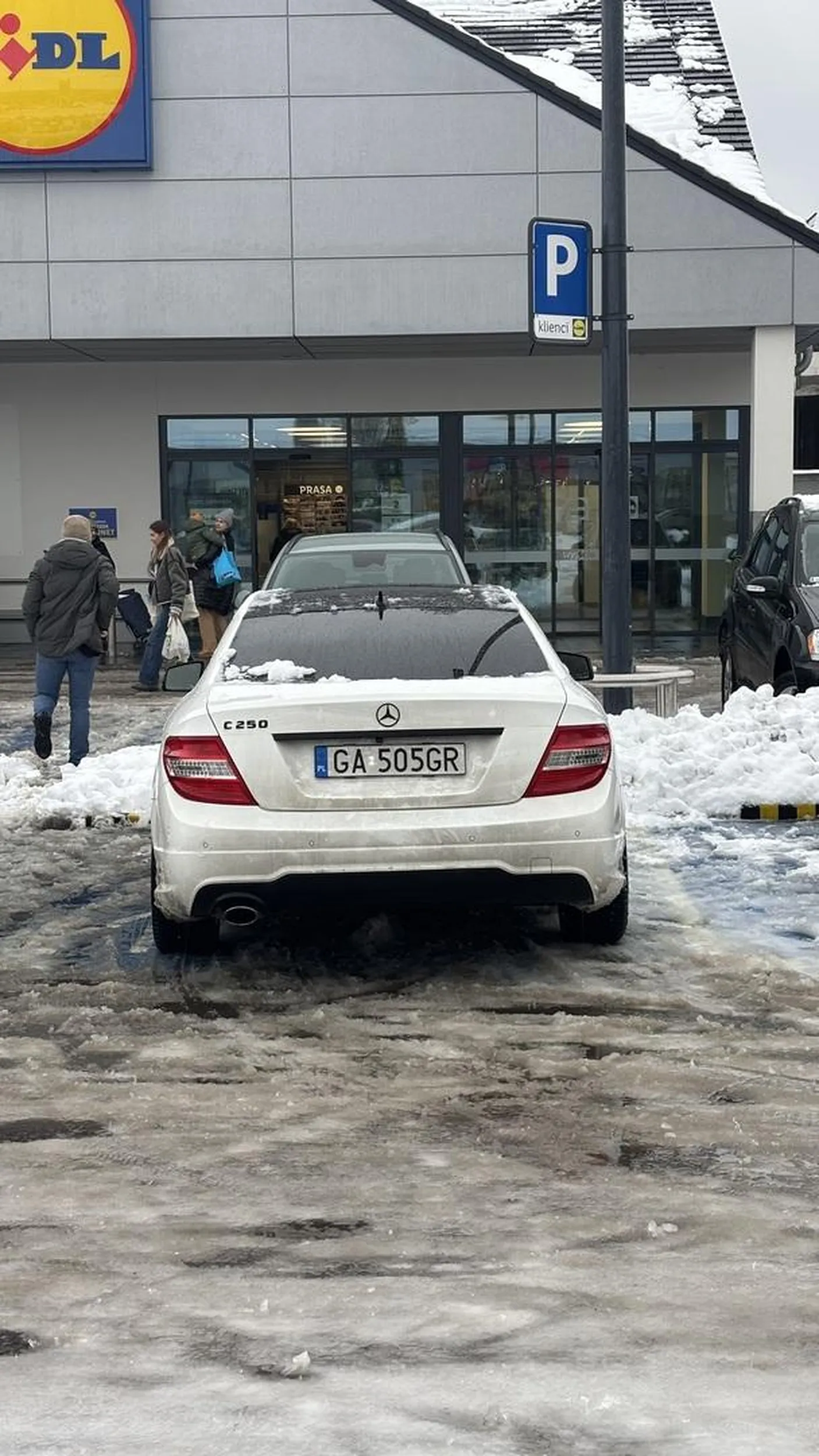 Na miejscu dla rodzin z dzieckiem parkują ludzie którzy przyjechali z dzieckiem, ośle
