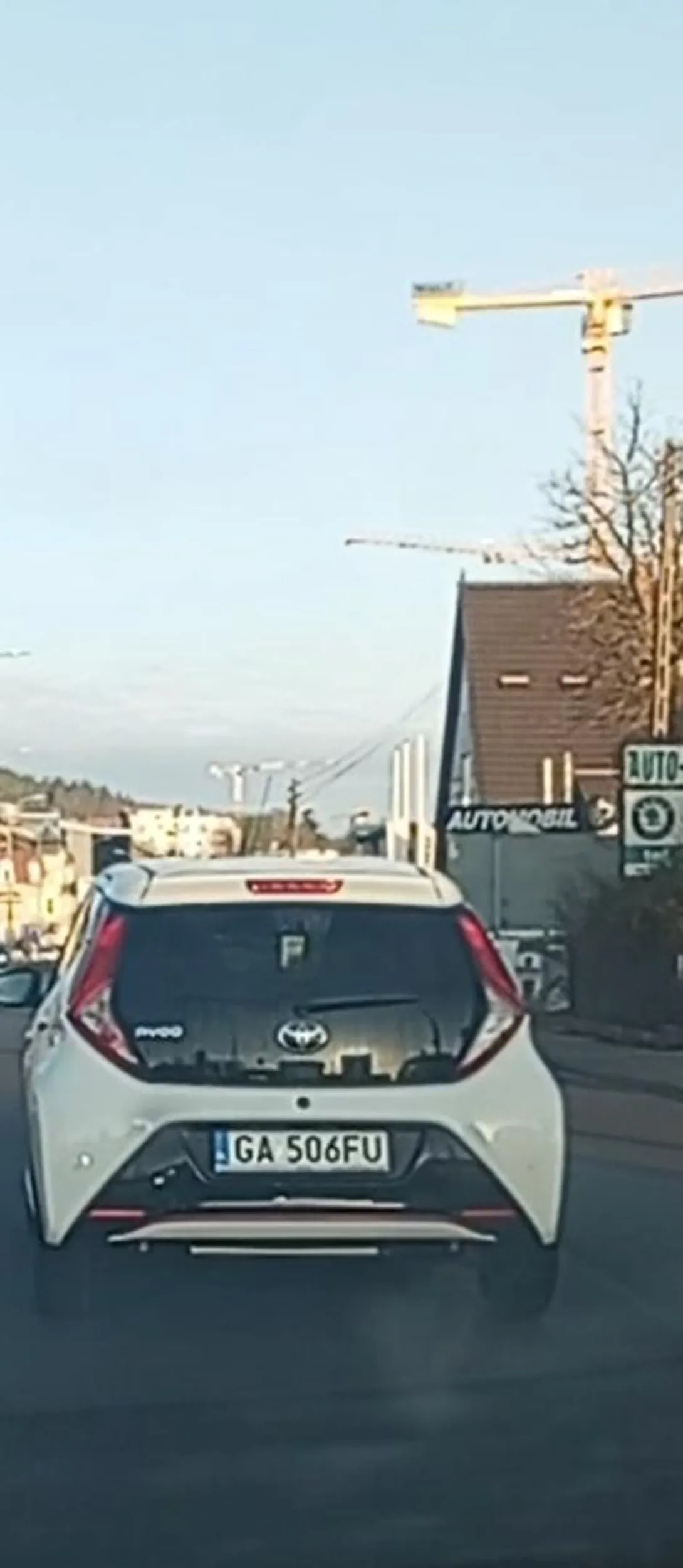 Lewy pas służy do wyprzedzania a nie do powolnej jazdy i blokowania lewego pasa mamy ruch prawostronny zapraszam na ponowny kurs prawa jazdy a ten palec wsadź sobie stara babo