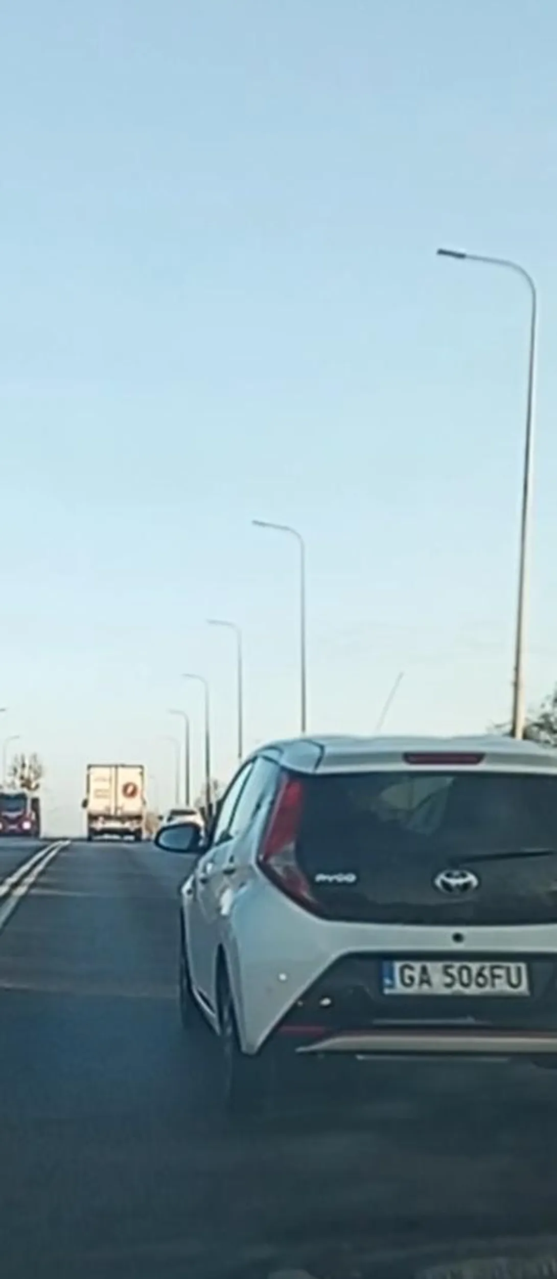 Lewy pas służy do wyprzedzania a nie do powolnej jazdy i blokowania lewego pasa mamy ruch prawostronny zapraszam na ponowny kurs prawa jazdy a ten palec wsadź sobie stara babo