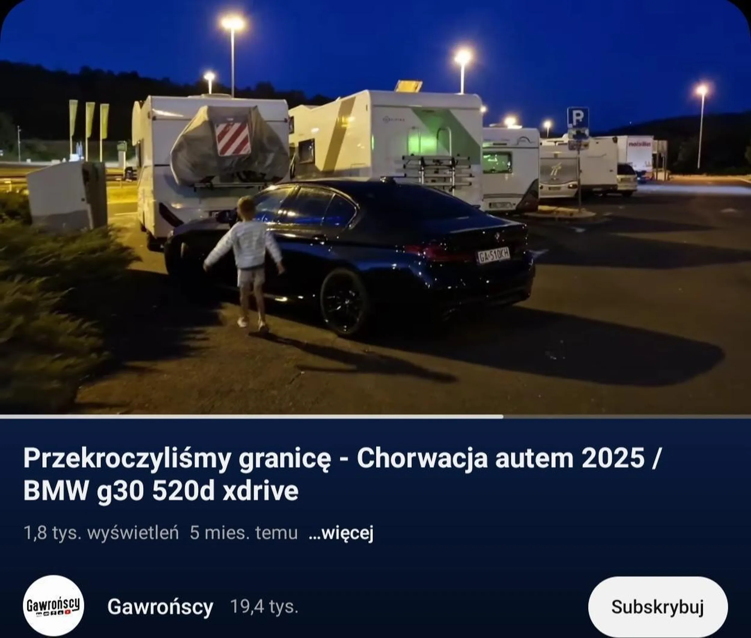 Co za burak , miejsca postojowe dla kamperów, ludzie śpią w kamperach a oni trzaskają drzwiami i hałasują.