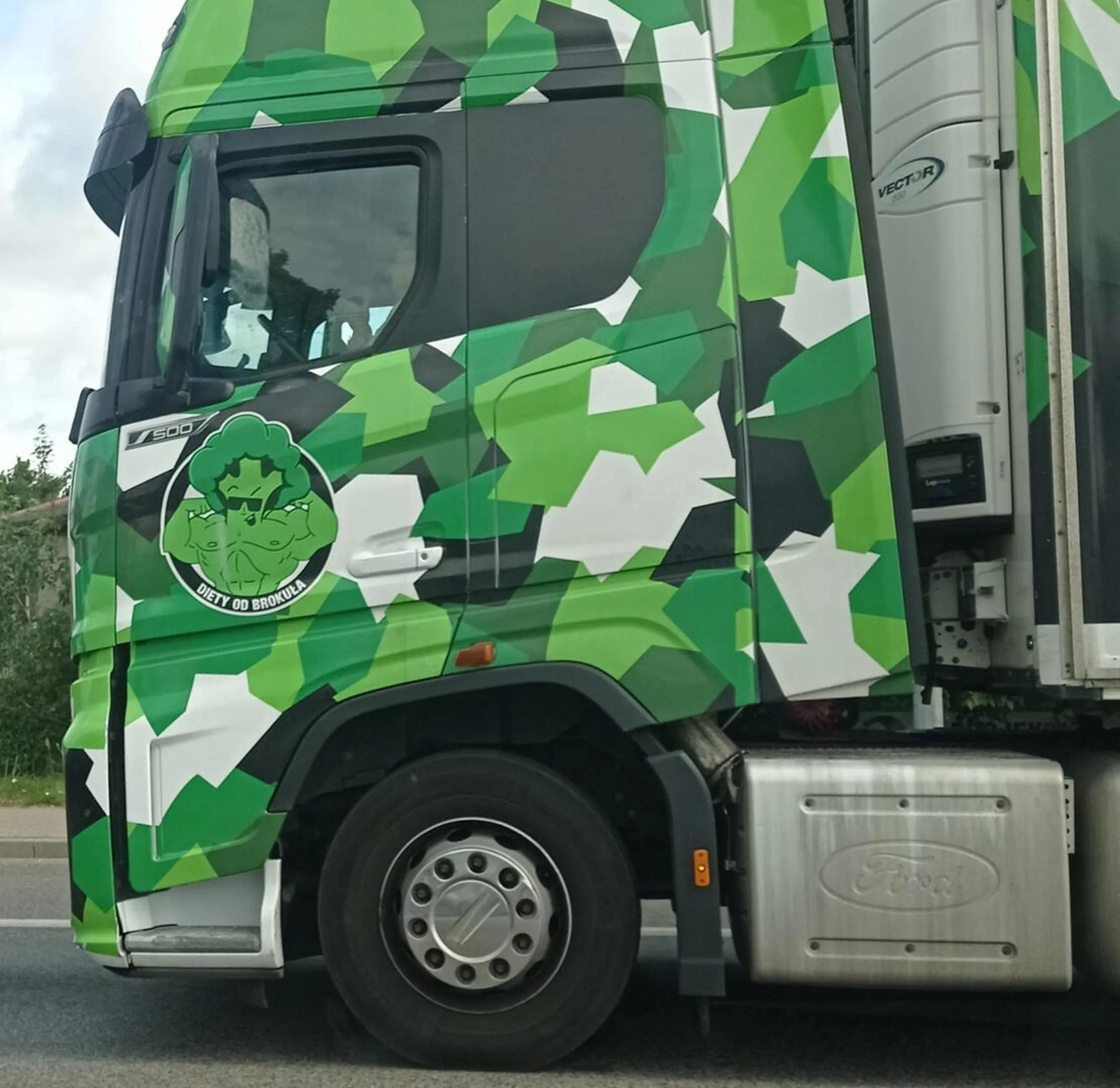 Zwracam się z gorącym apelem do firmy "Diety od brokuła", żeby panu kierowcy zakupić zestaw głośnomówiący do telefonu i wypłacić dodatek motywacyjny na dodatkowe szkolenie ze zgubnego wpływu używania telefonu komórkowego na bezpieczeństwo w ruchu drogowym.