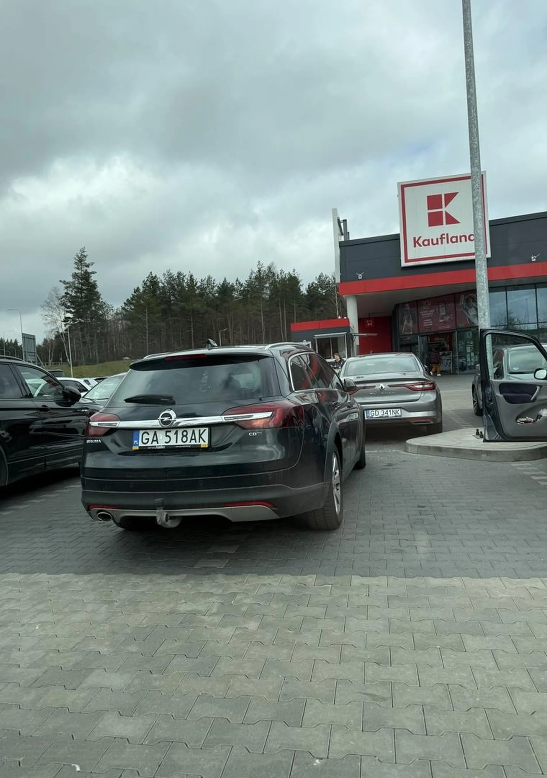 Mało miejsc i ciasno przy sobocie ale tak słabo zajmować 2 miejsca parkingowe… Gdynia stan umysłu?ul Nowowiczlińska 30 Gdynia.