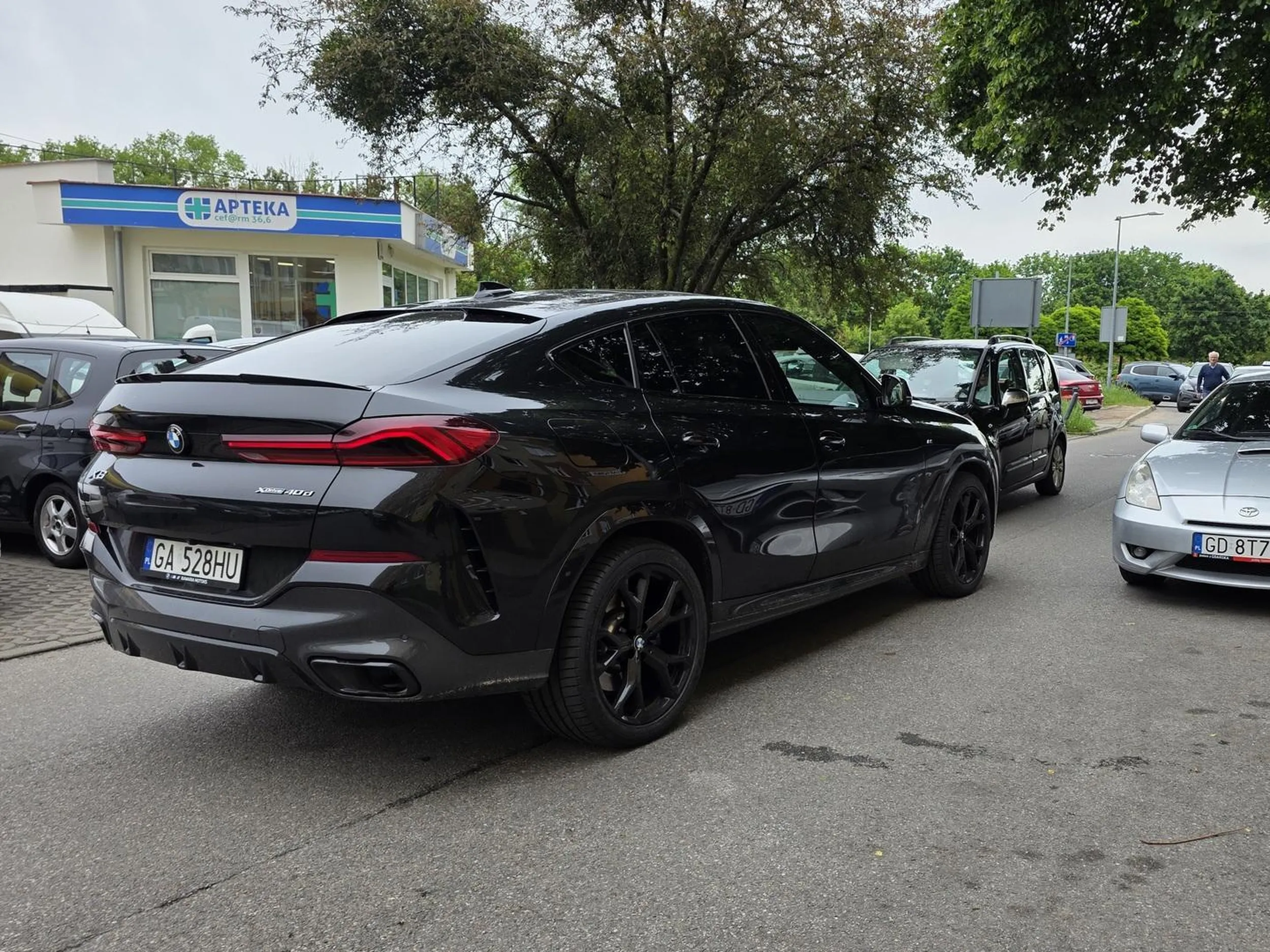 Zablokował cały przejazd przy mijance, uparł się że nie przepuści kobiety, która nie miała jak się wycofać swoim autem, jeszcze pyskował. Jak to często bywa -kierowca BMW.