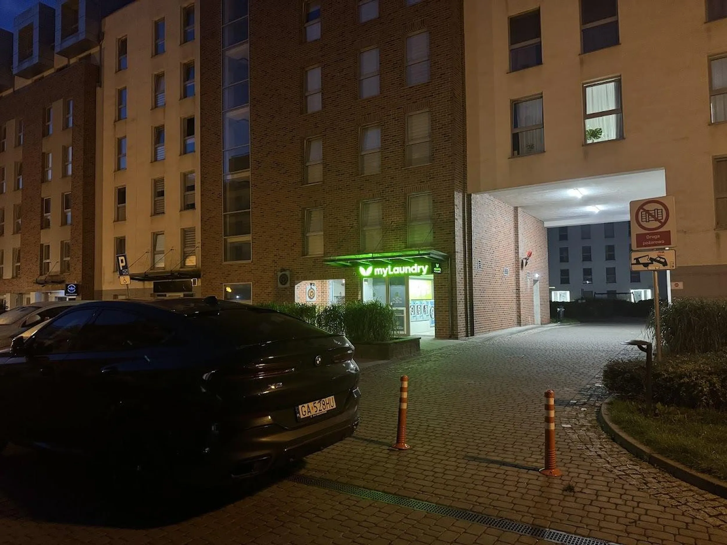 Auto zaparkowane tak, że blokuje wyraźnie oznaczoną drogę pożarową.