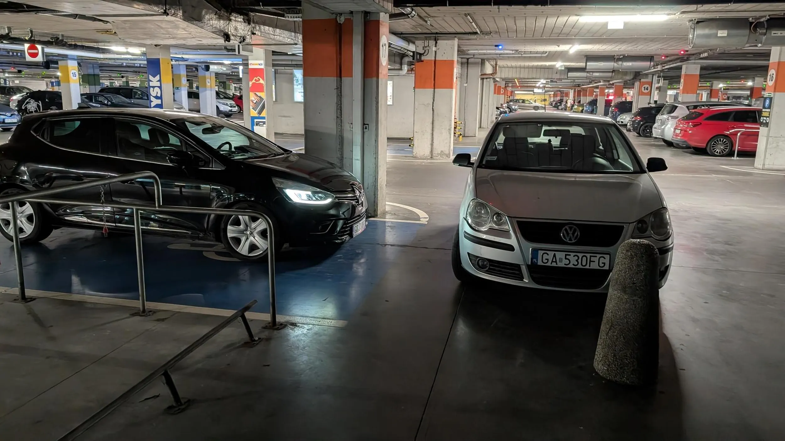 Kolejny raz blokuje miejsca dla niepełnosprawnych, bo zamiast stanąć 5 metrów dalej na wolnym miejscu to musi wjechać pod same drzwi wejściowe do galerii, gratulacje